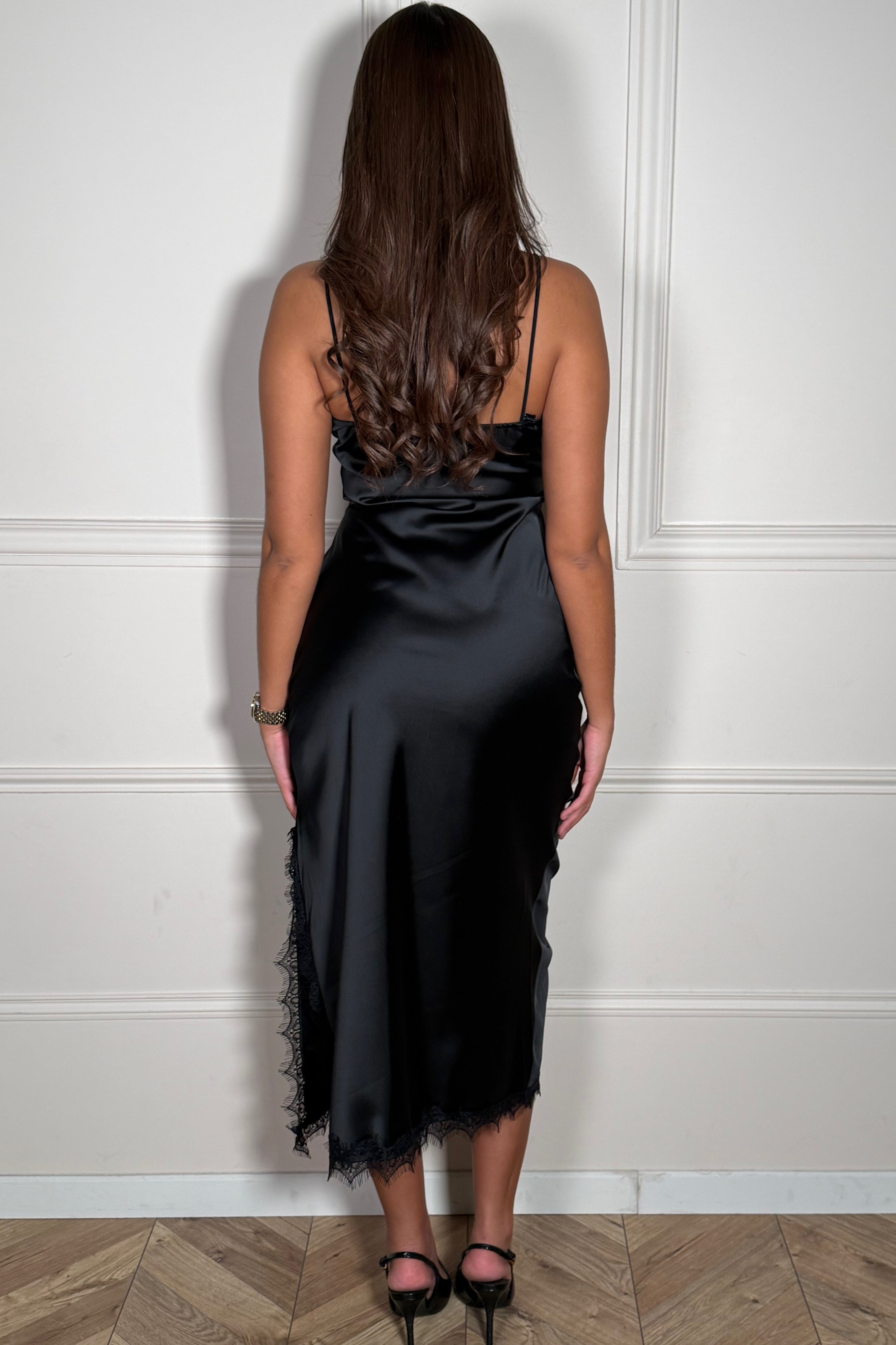 Robe Satin Dentelle à Bretelles Femme - Sensualité Délicate et Élégance Fluide