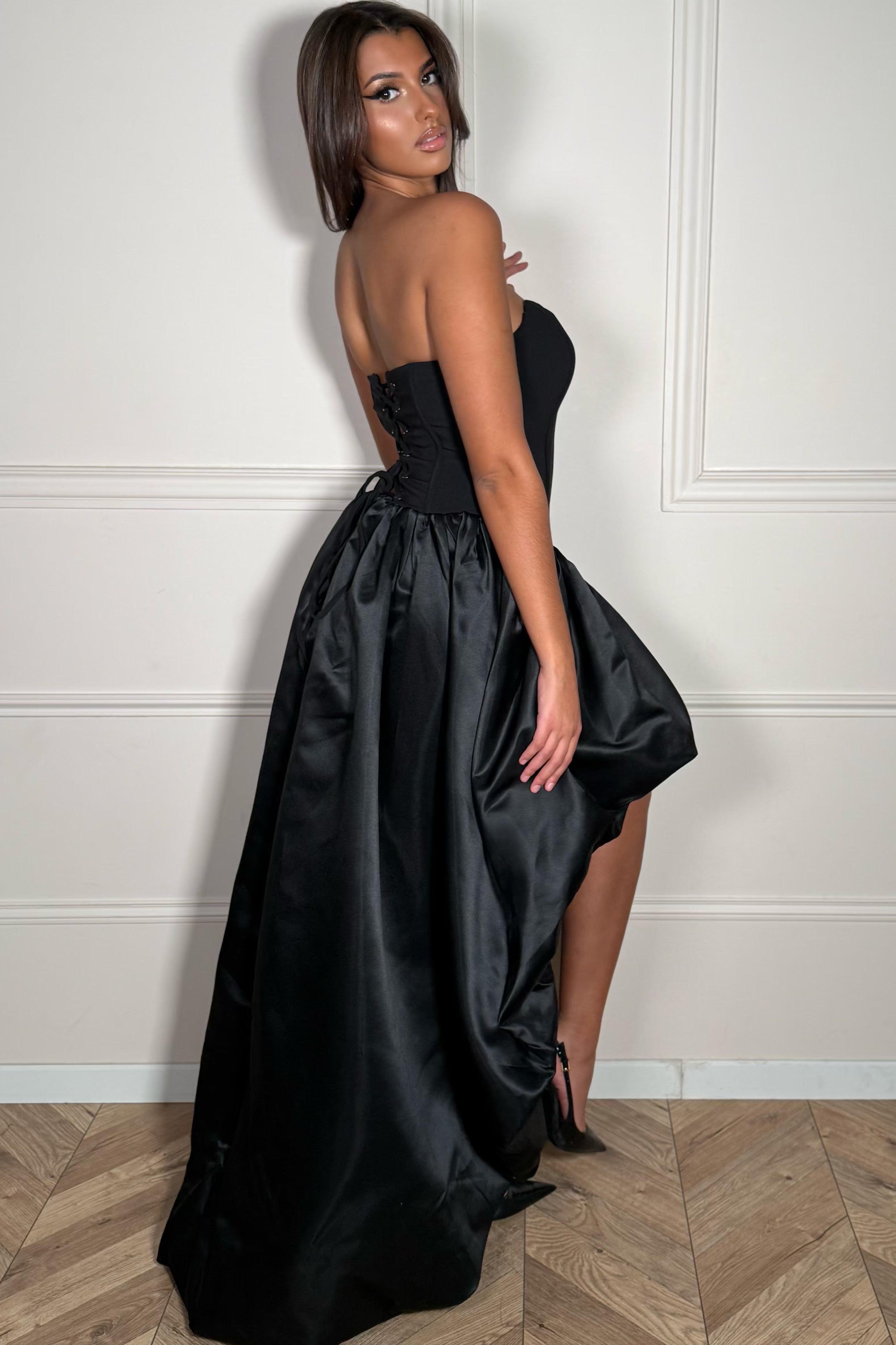 Robe Boule Bustier à Pointe Femme - Silhouette Sculptée et Glamour Affirmé