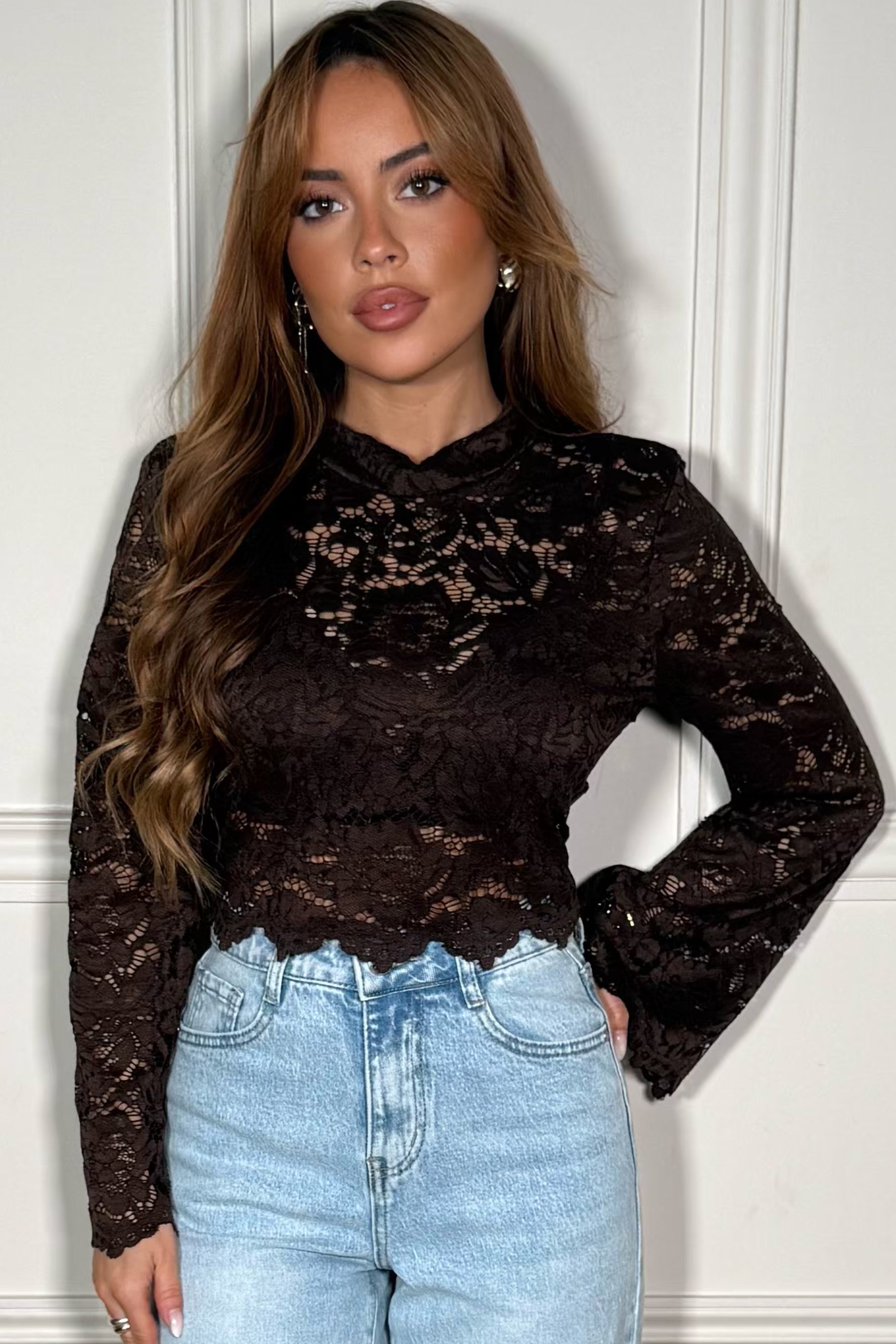 Top cropped dentelle femme blanc, détails délicats et coupe moderne flatteuse