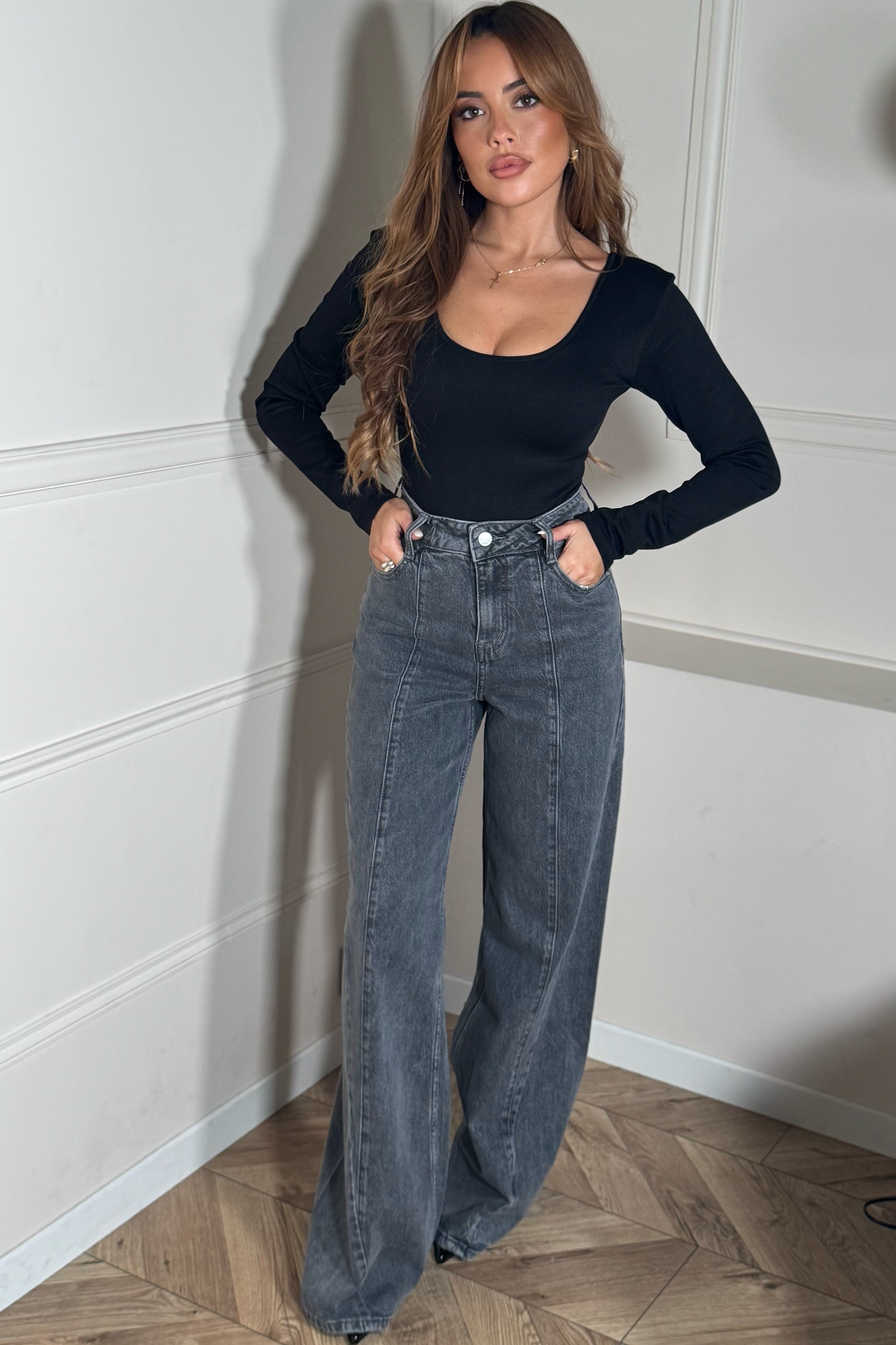 Vue complète du jean wide leg couture, coupe fluide et élégante