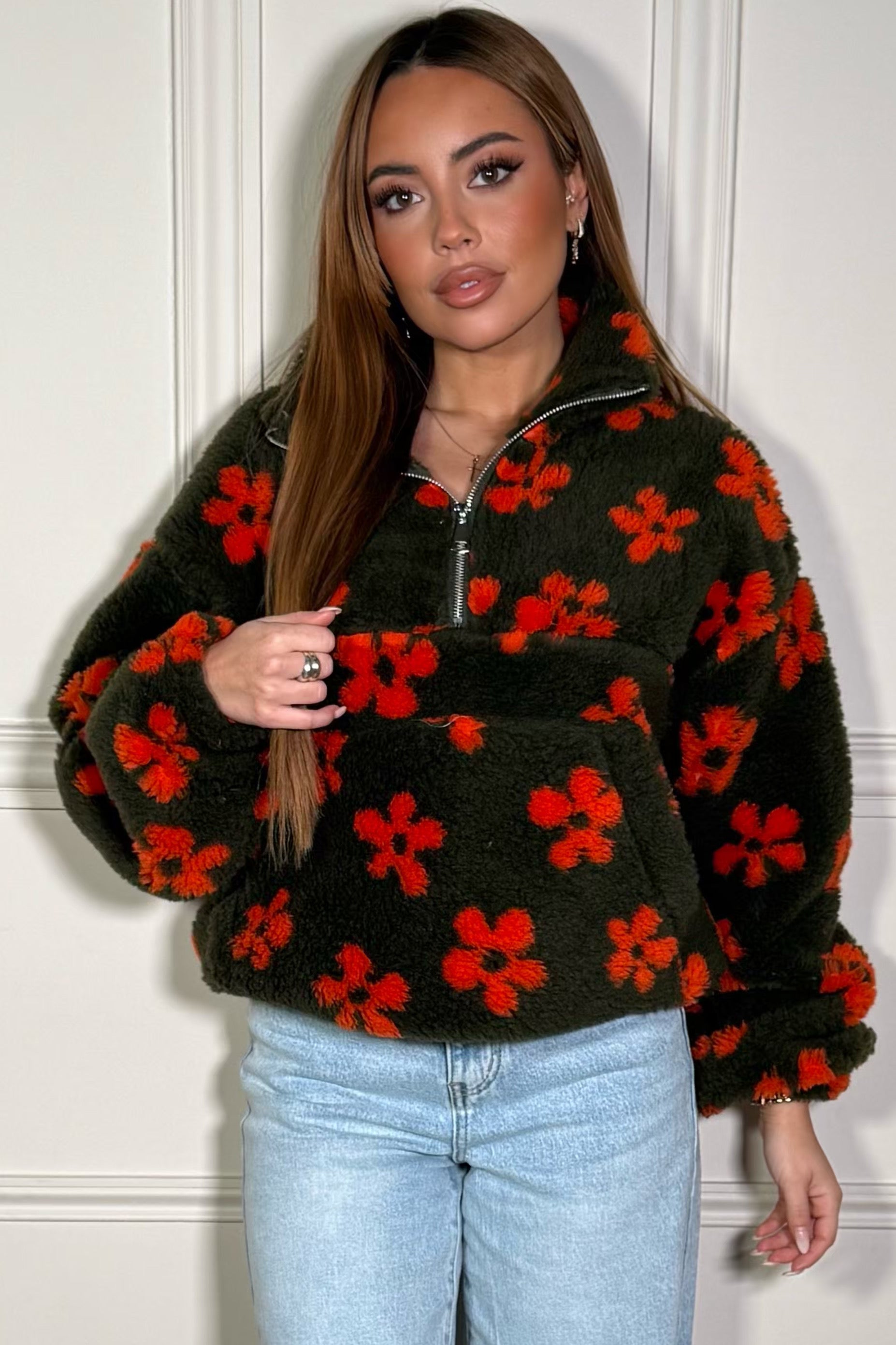 Femme portant un sweat polaire à fleurs confortable