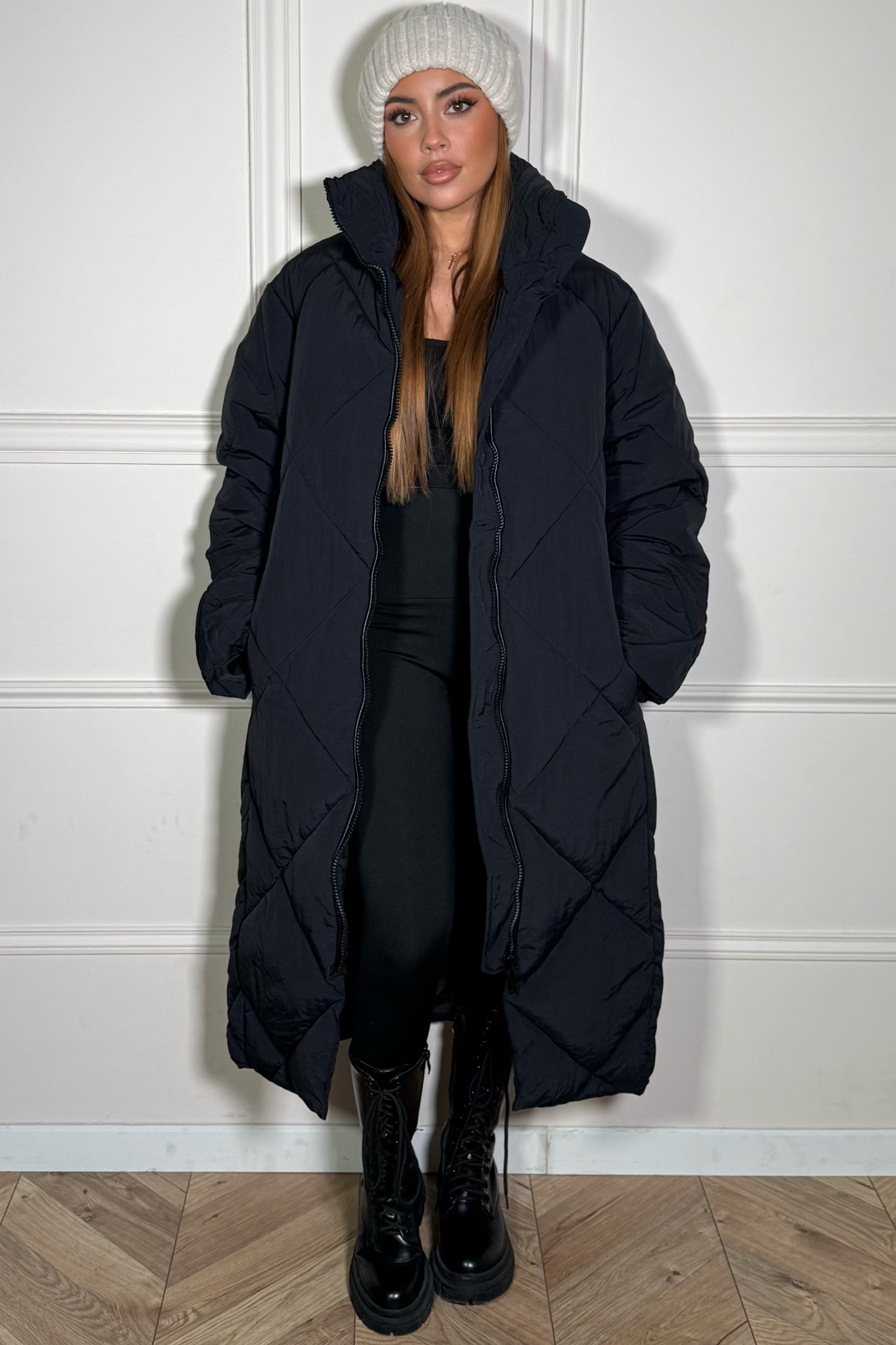 Femme portant une doudoune longue oversize en extérieur