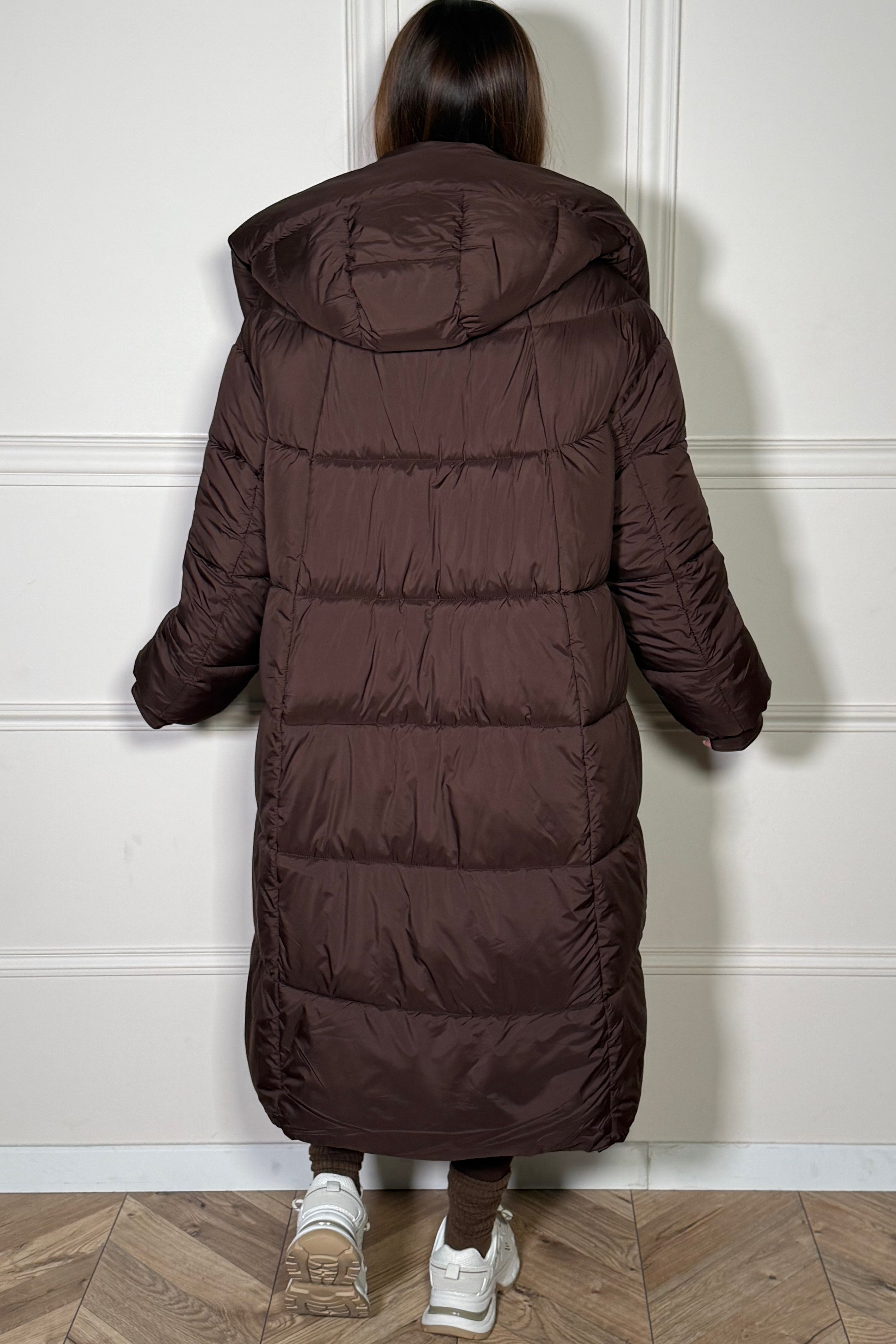 Vue arrière de la doudoune longue à capuche femme