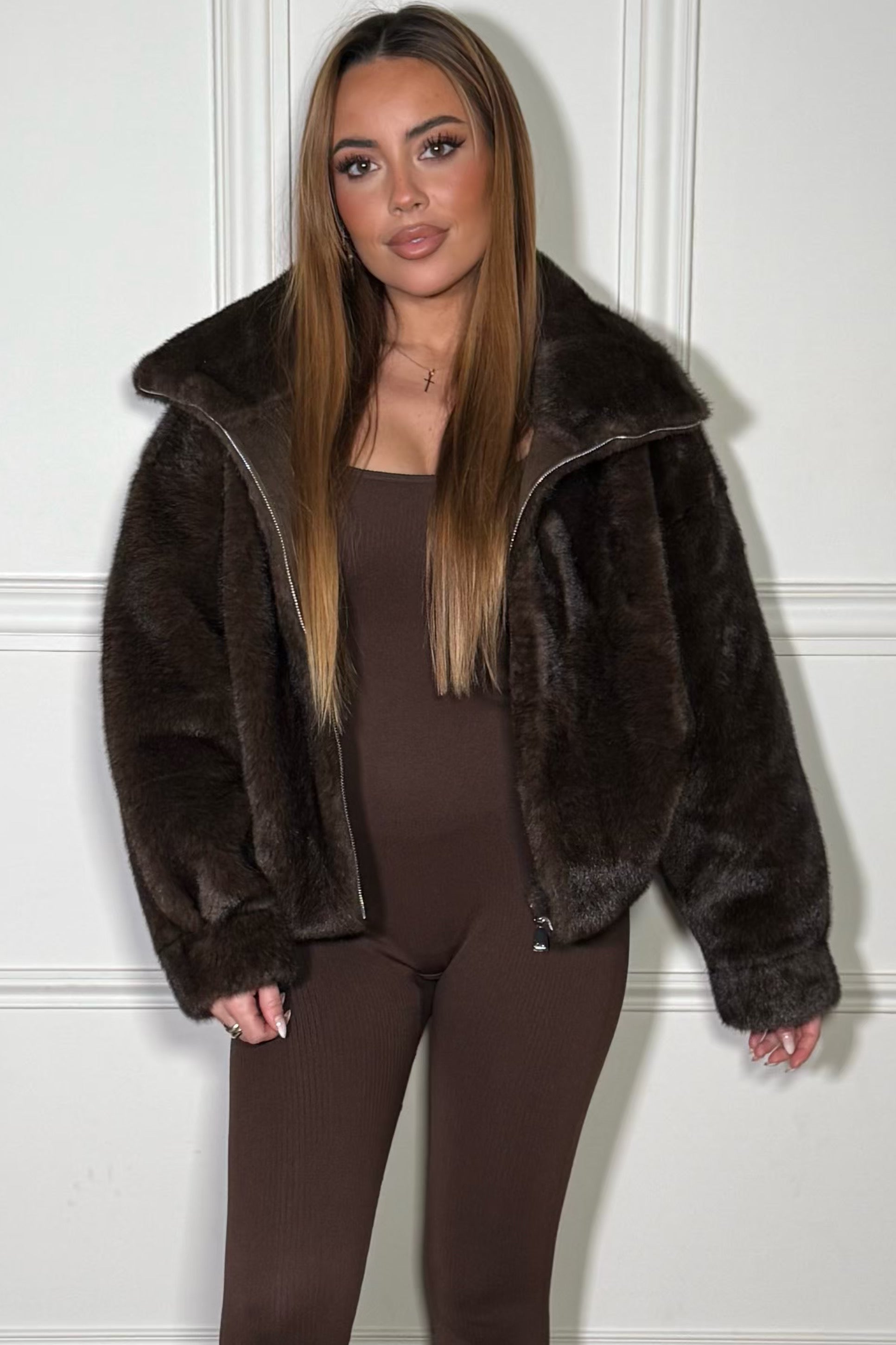 Bomber femme à capuche avec fourrure vegan, vue de face