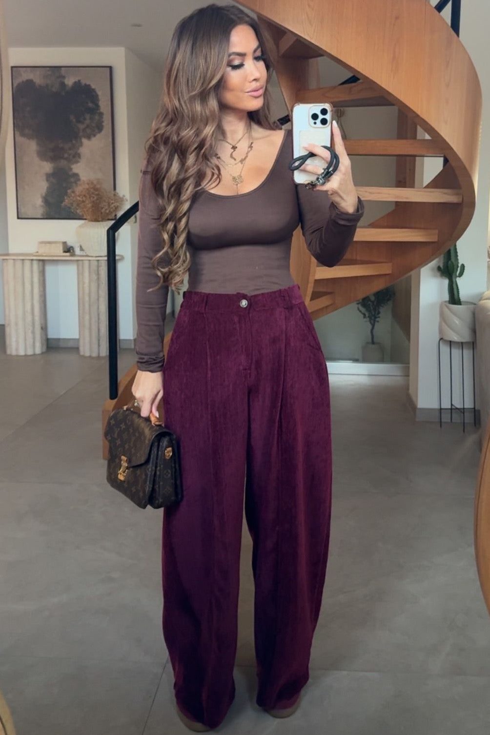 Pantalon velours coupe ballon femme burgundy confortable - vue portée mannequin BLOOSHOP