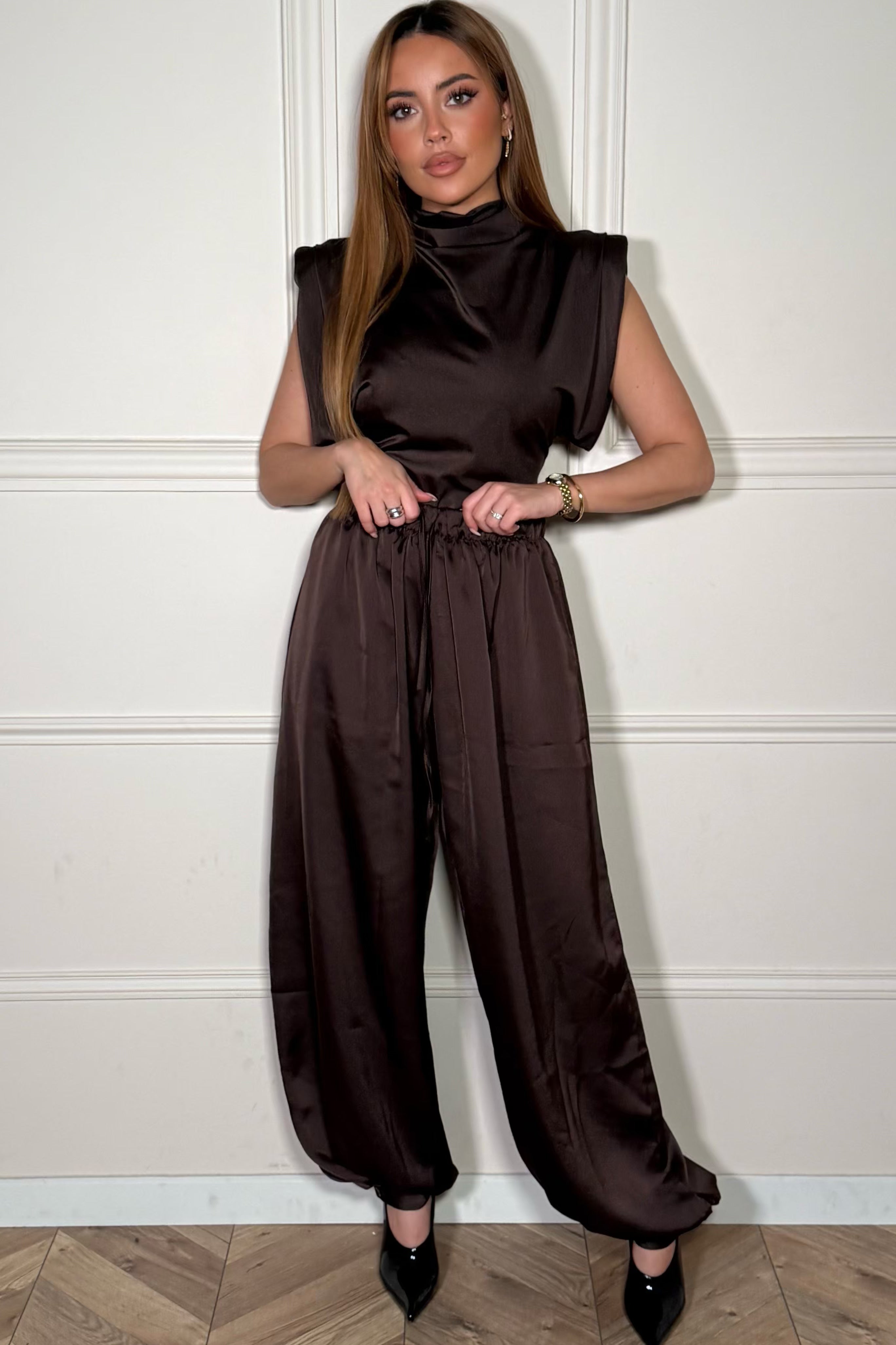 Pantalon jogger satiné femme porté, vue de profil, tombé élégant