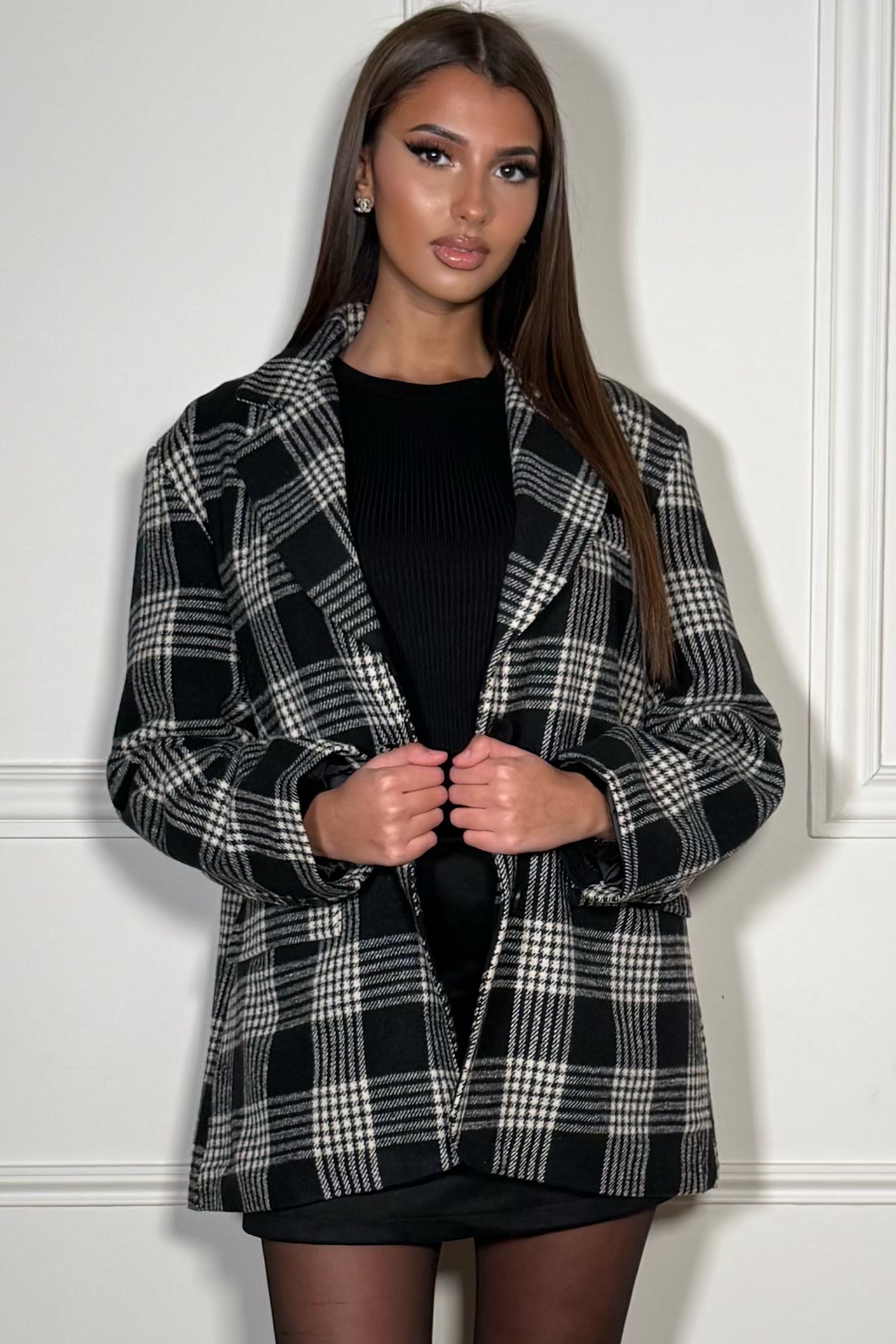 Gros plan coupe oversize et motif carreaux blazer tailleur femme