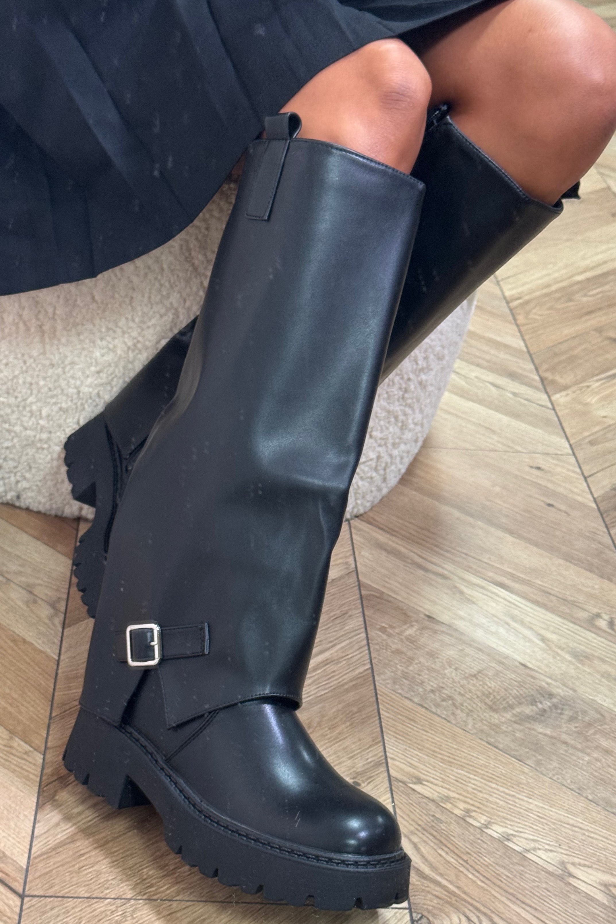 Femme portant bottes guêtre boucle BLOOSHOP - Style élégant sophistiqué