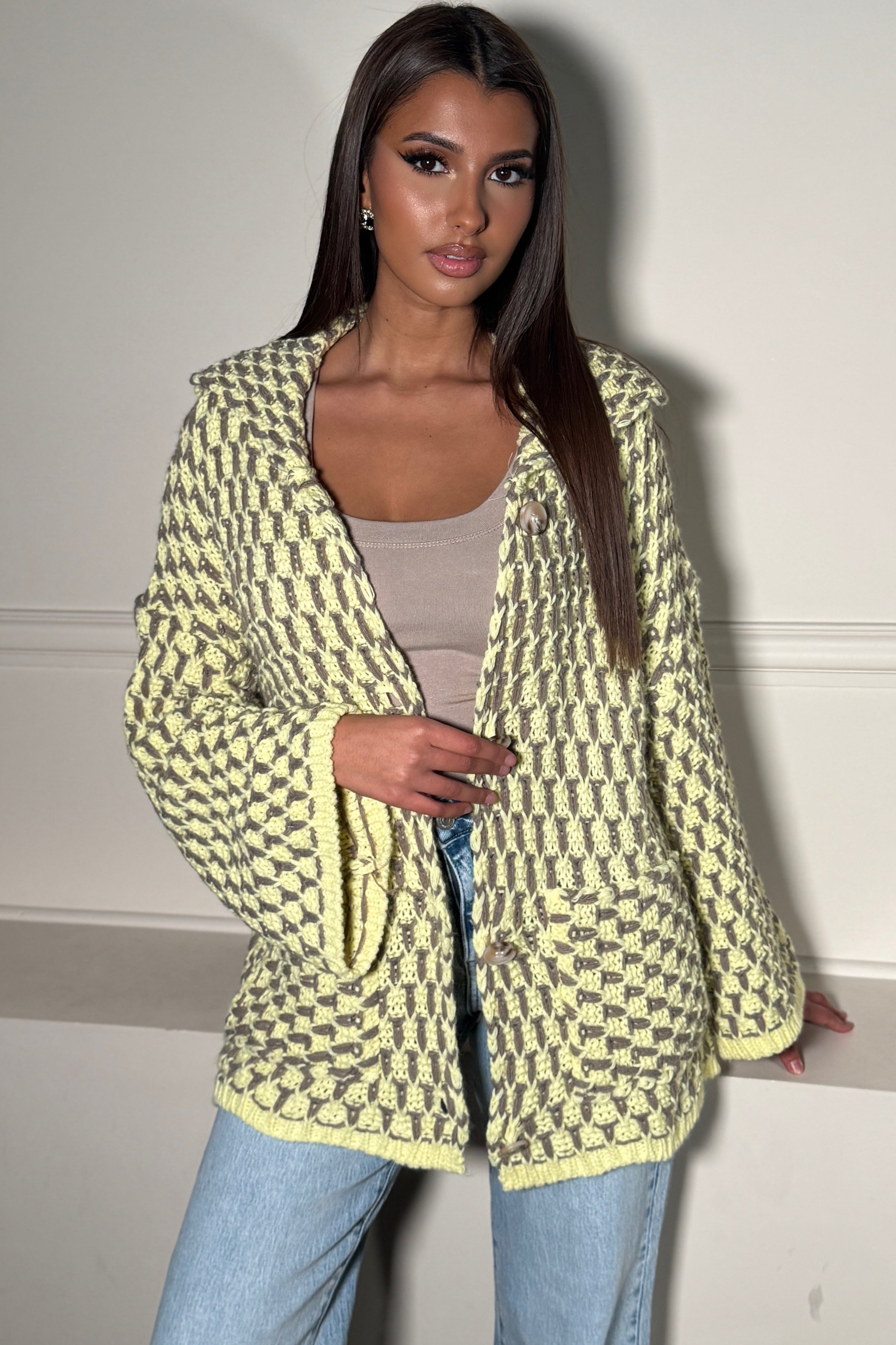 Gilet femme maille tricotée couleur jaune porté par mannequin, vue de face