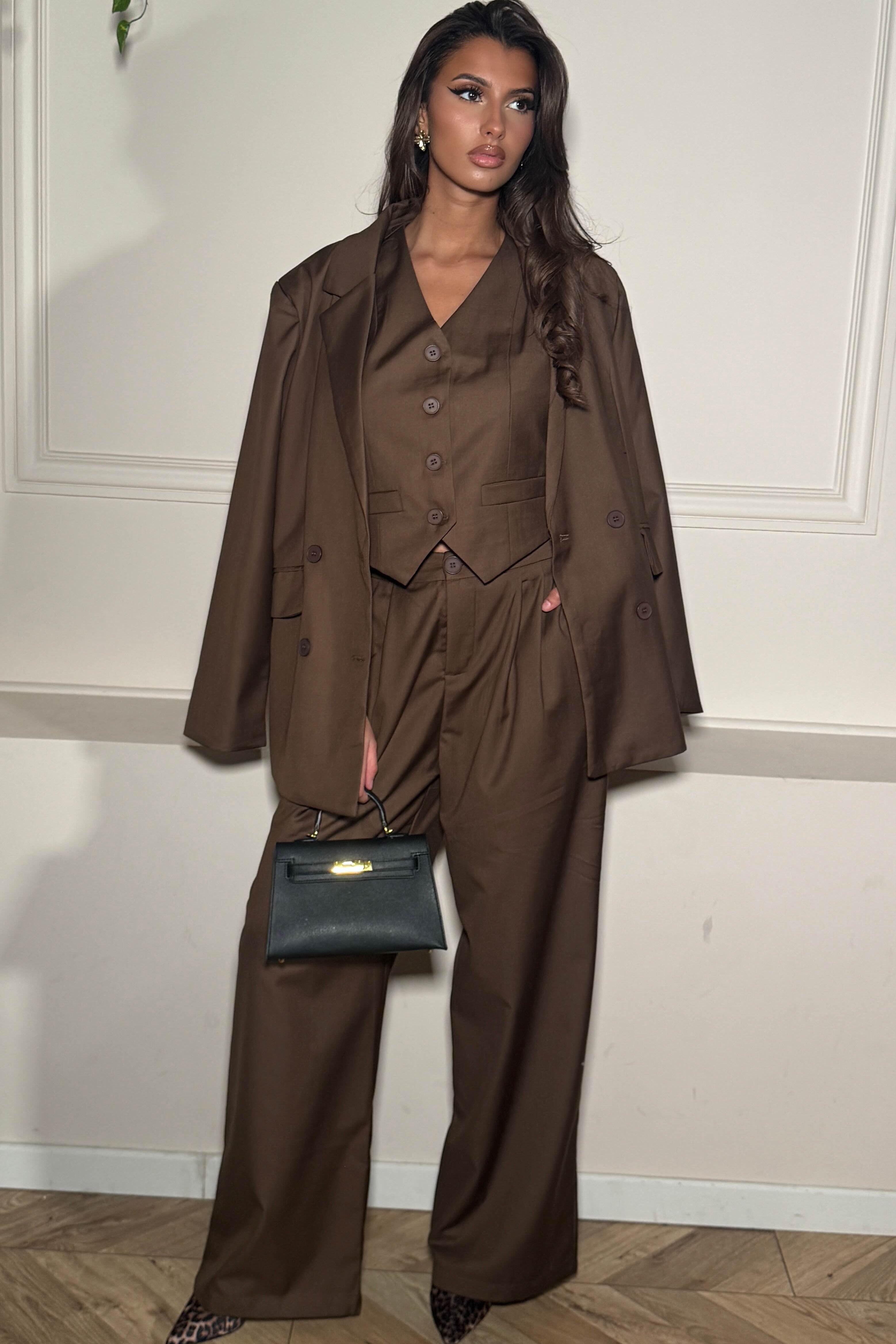 Ensemble 3 pièces marron blazer gilet pantalon femme - vue complète portée par mannequin