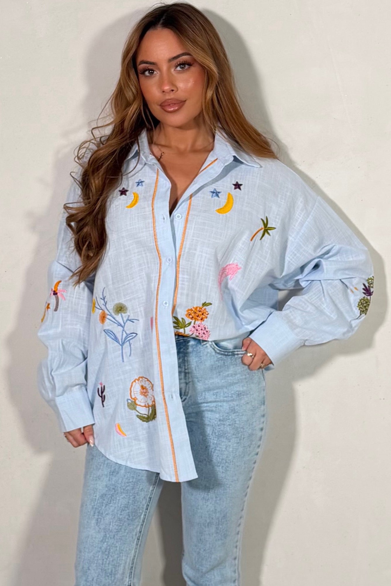 Chemise en lin bleu ciel avec broderies artisanales, coupe décontractée, fond blanc