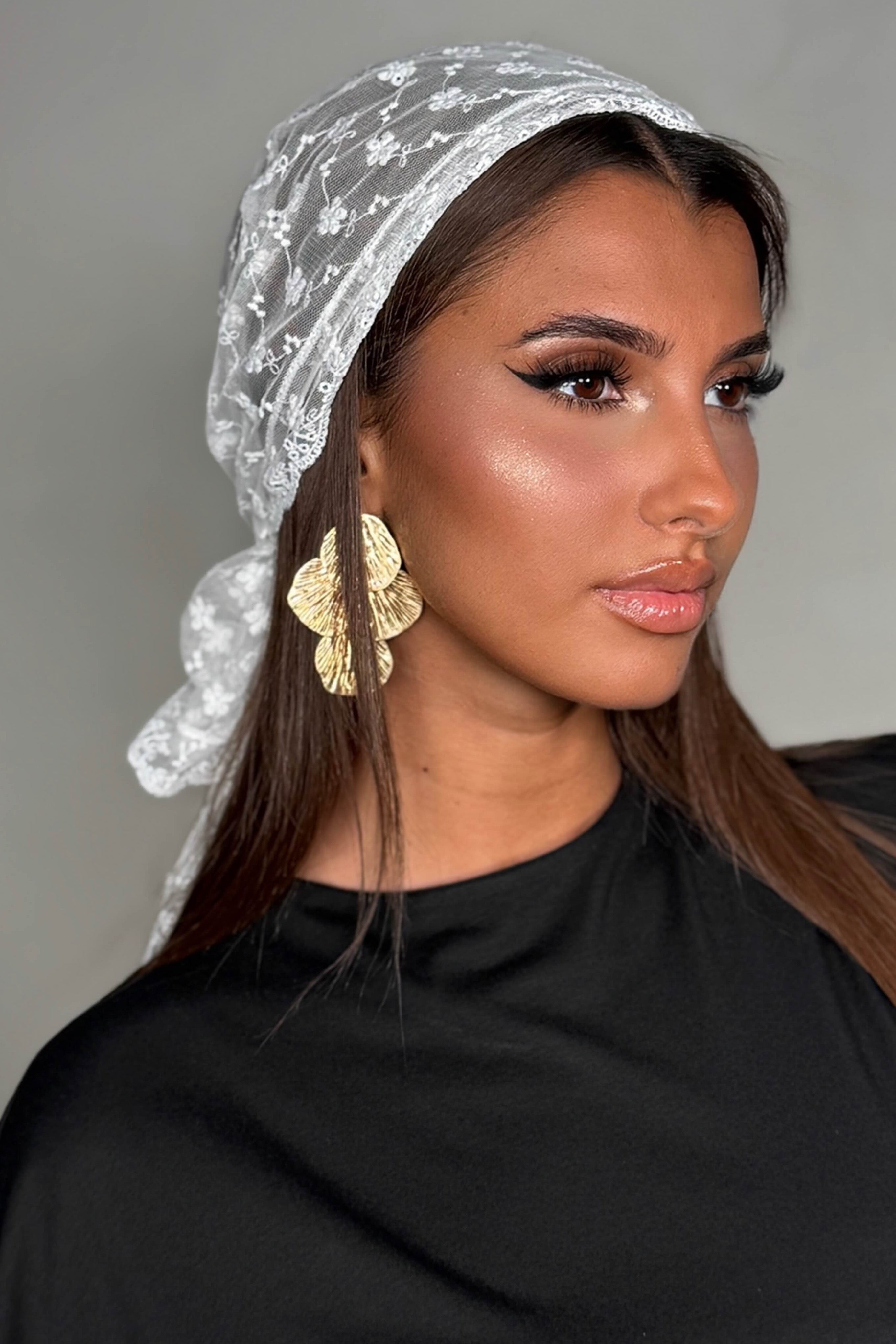 Foulard Dentelle – Légèreté & Charme Féminin