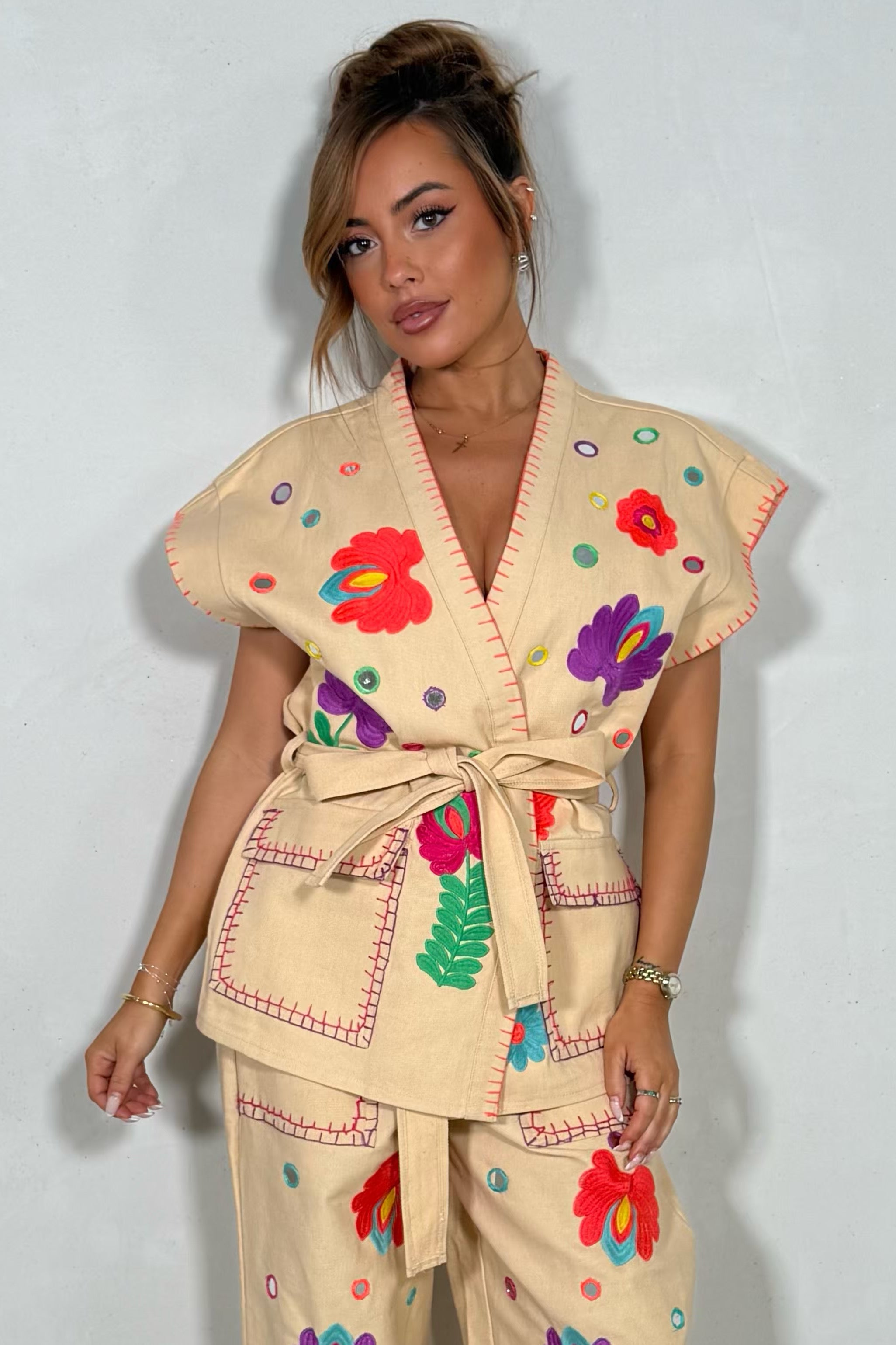 Veste Denim Broderie Florale Femme – L’Art du Détail
