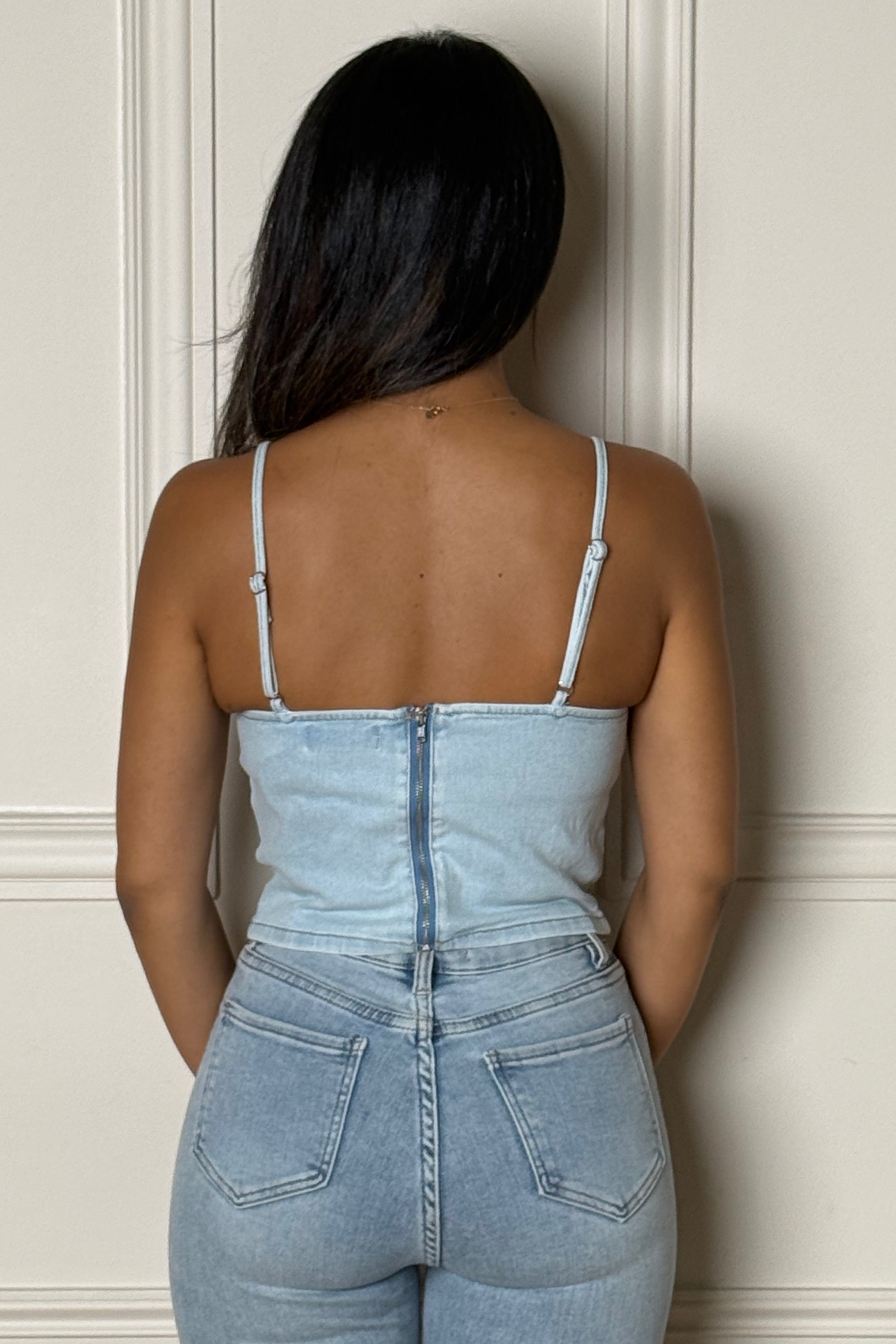 Femme portant un top denim à strass de dos BLOOSHOP