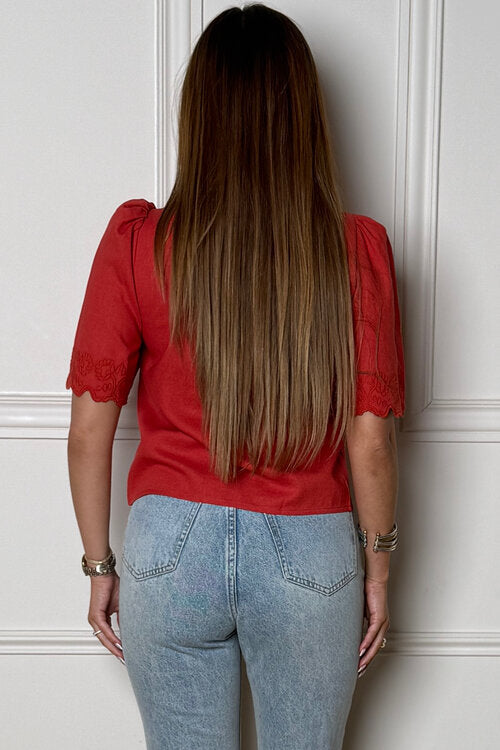 Détail broderie délicate gilet noué femme raffiné - Blooshop