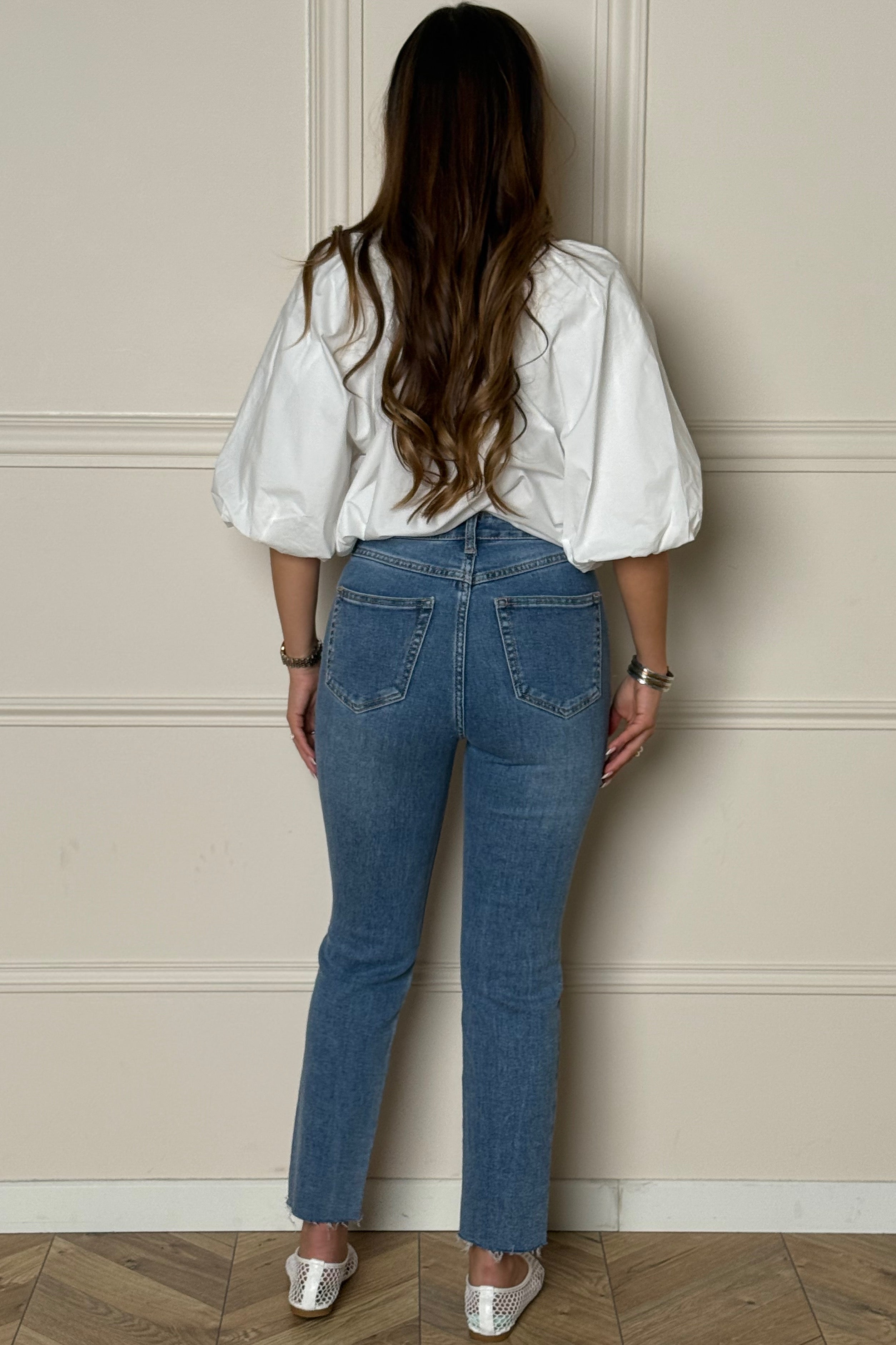Vue arrière jeans femme mom destroy taille haute, coupe vintage flatteuse BLOOSHOP