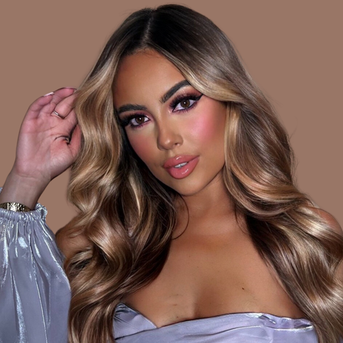 Femme qui sert de modèle pour mettre en valeur les crayons à lèvres de la marque Blooshop