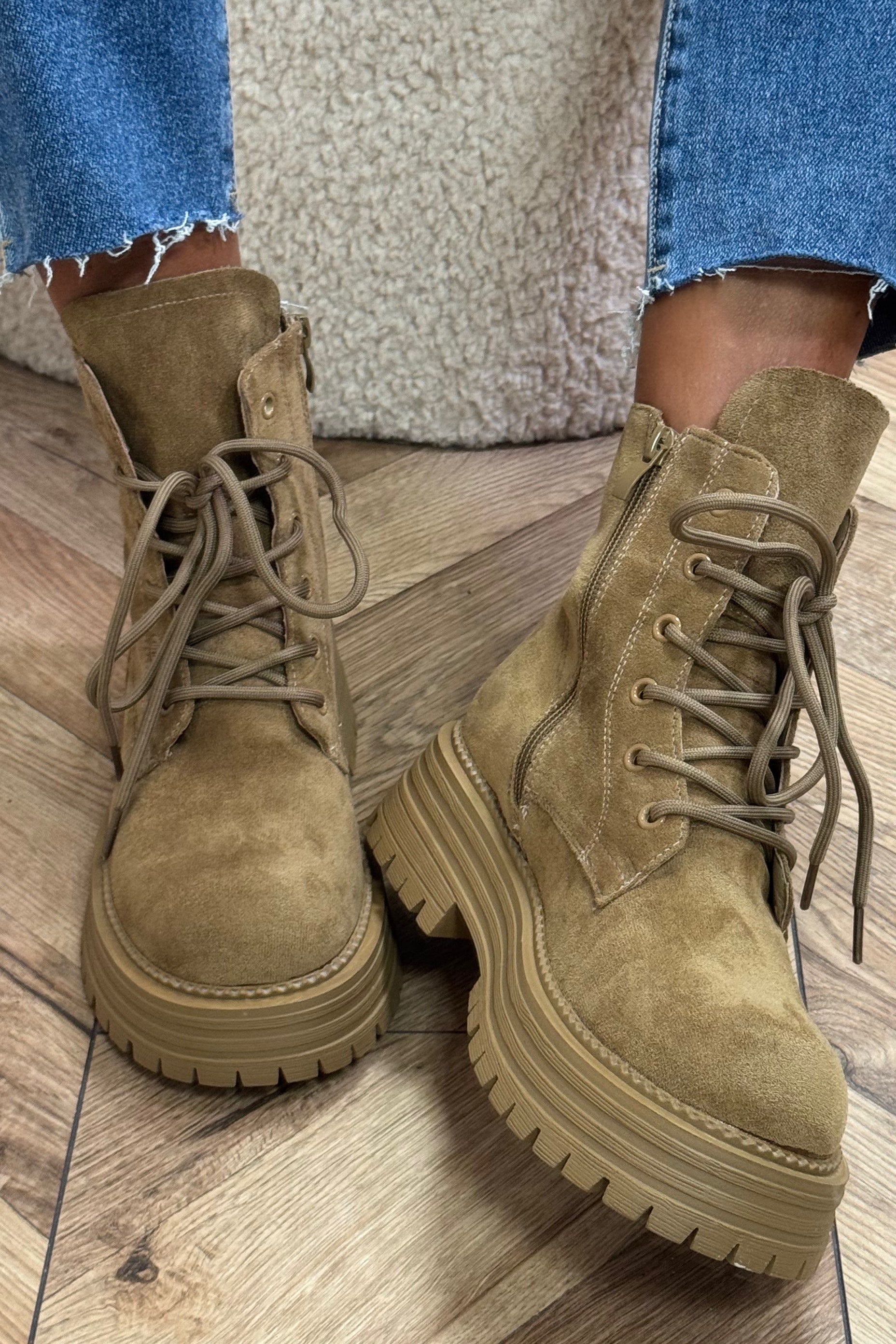 Bottines suédine femme vue de côté avec lacets