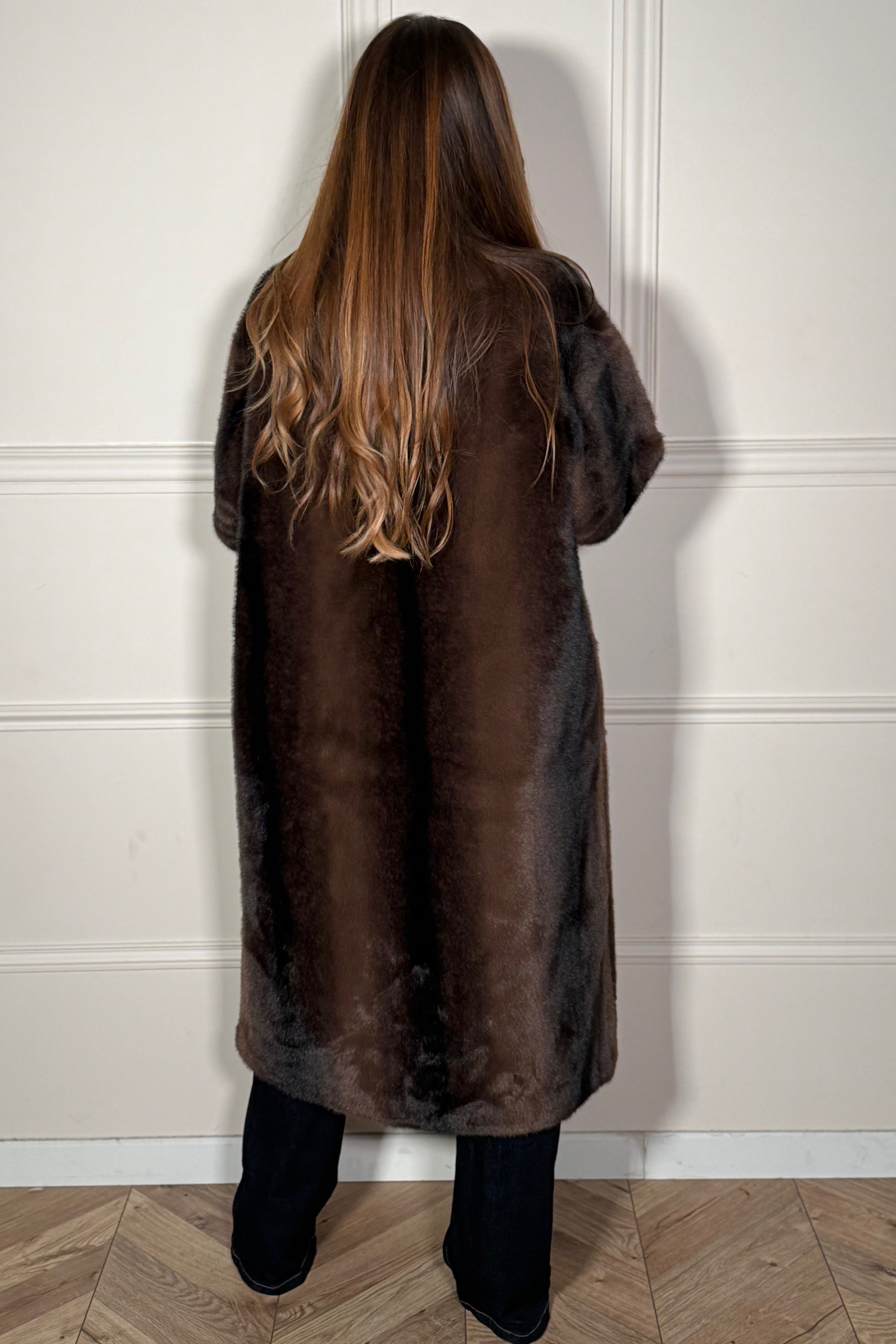 Vue arrière du manteau fausse fourrure col montant, tombé parfait et douceur incomparable