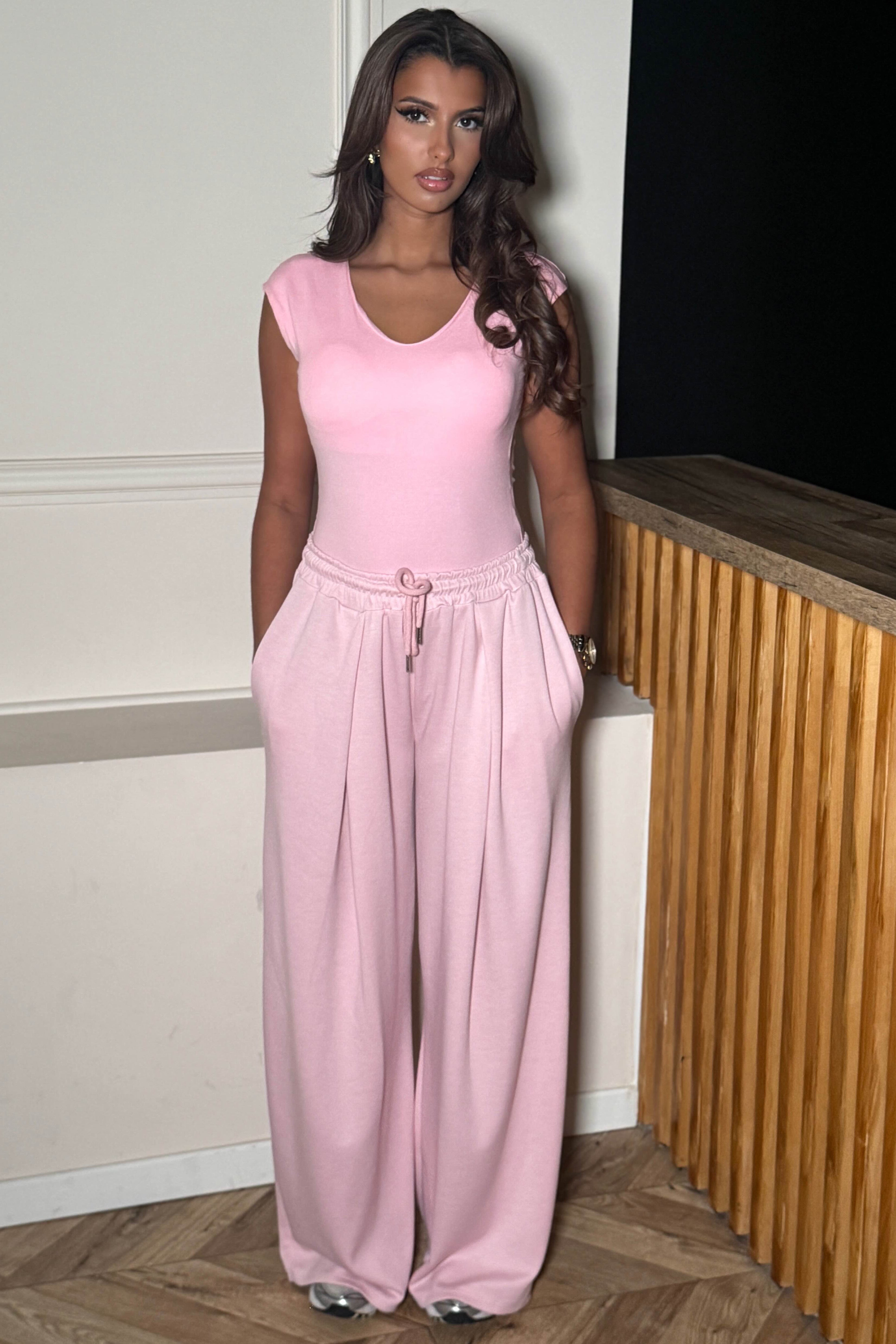 Jogging à pinces oversize rose femme - vue de face portée par mannequin