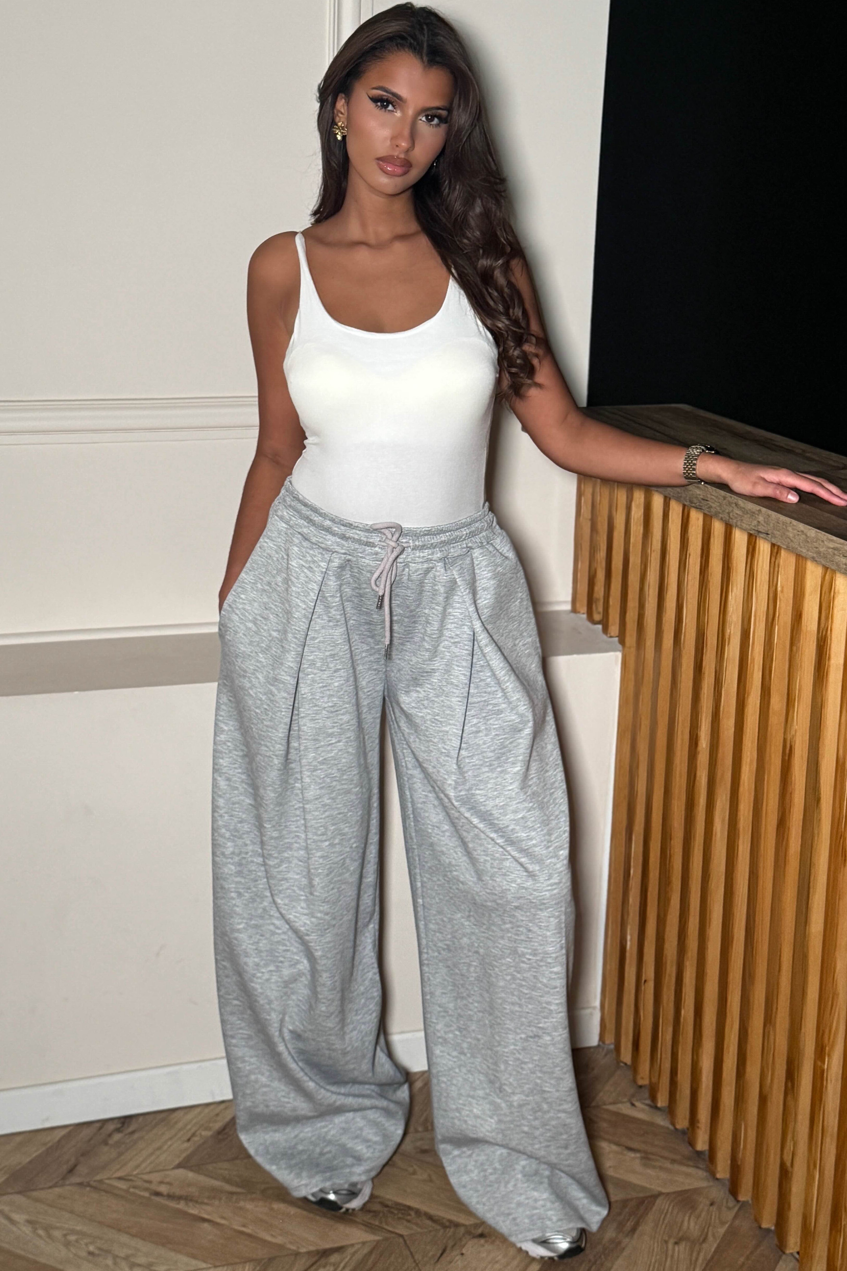 Jogging à pinces oversize gris femme - vue de face portée par mannequin