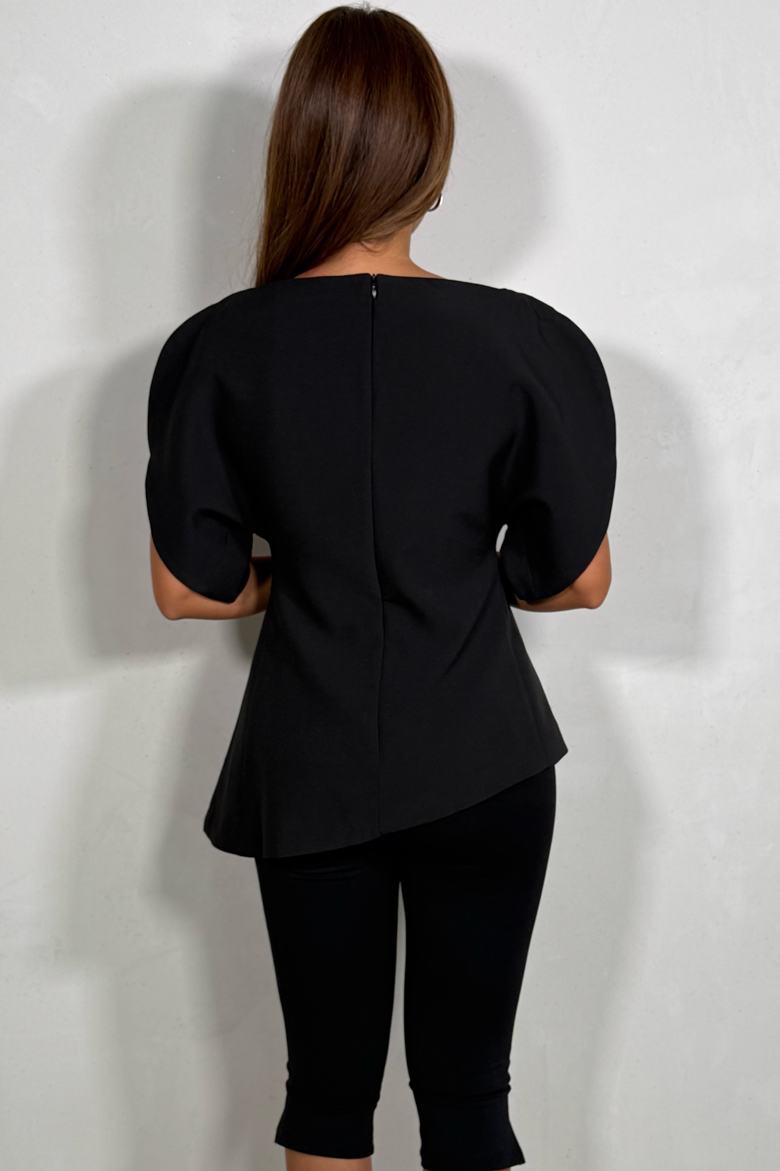 Top Asymétrique Manches Bouffantes – Silhouette Sculptée