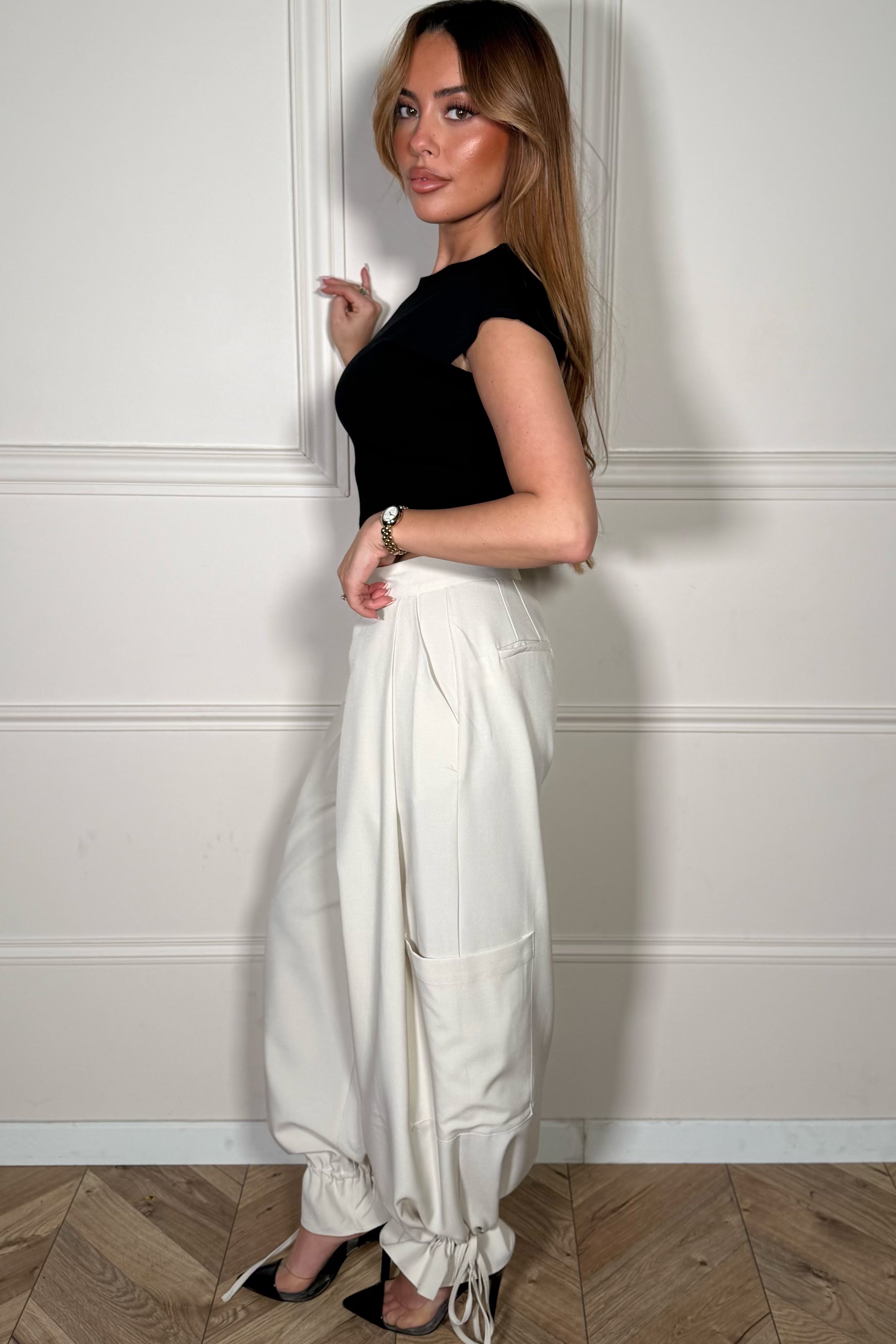 Pantalon Femme à Pinces avec Bas à Lanières - Élégance Moderne