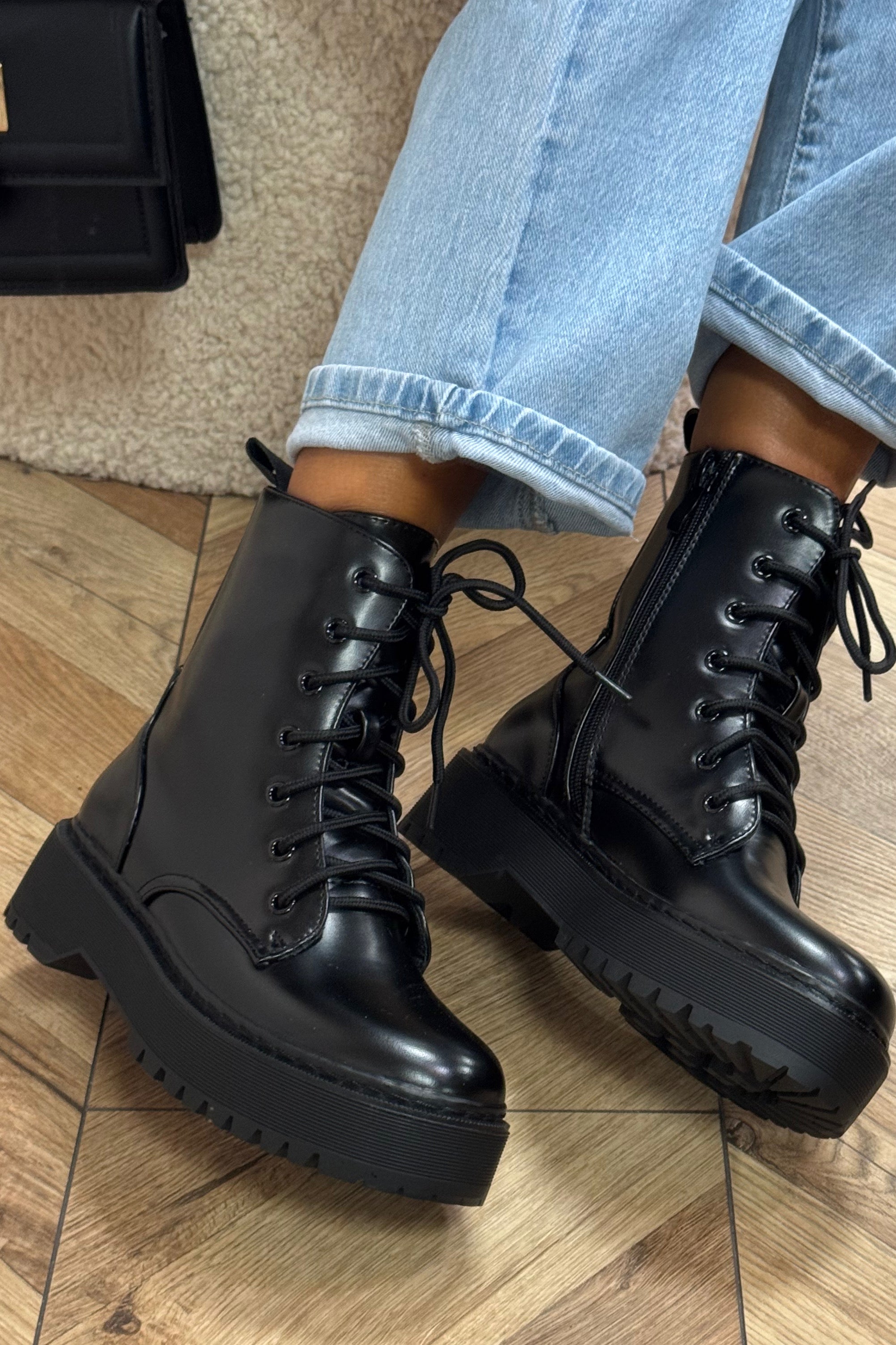 Bottines plateforme noires à lacets pour femme, vue de profil