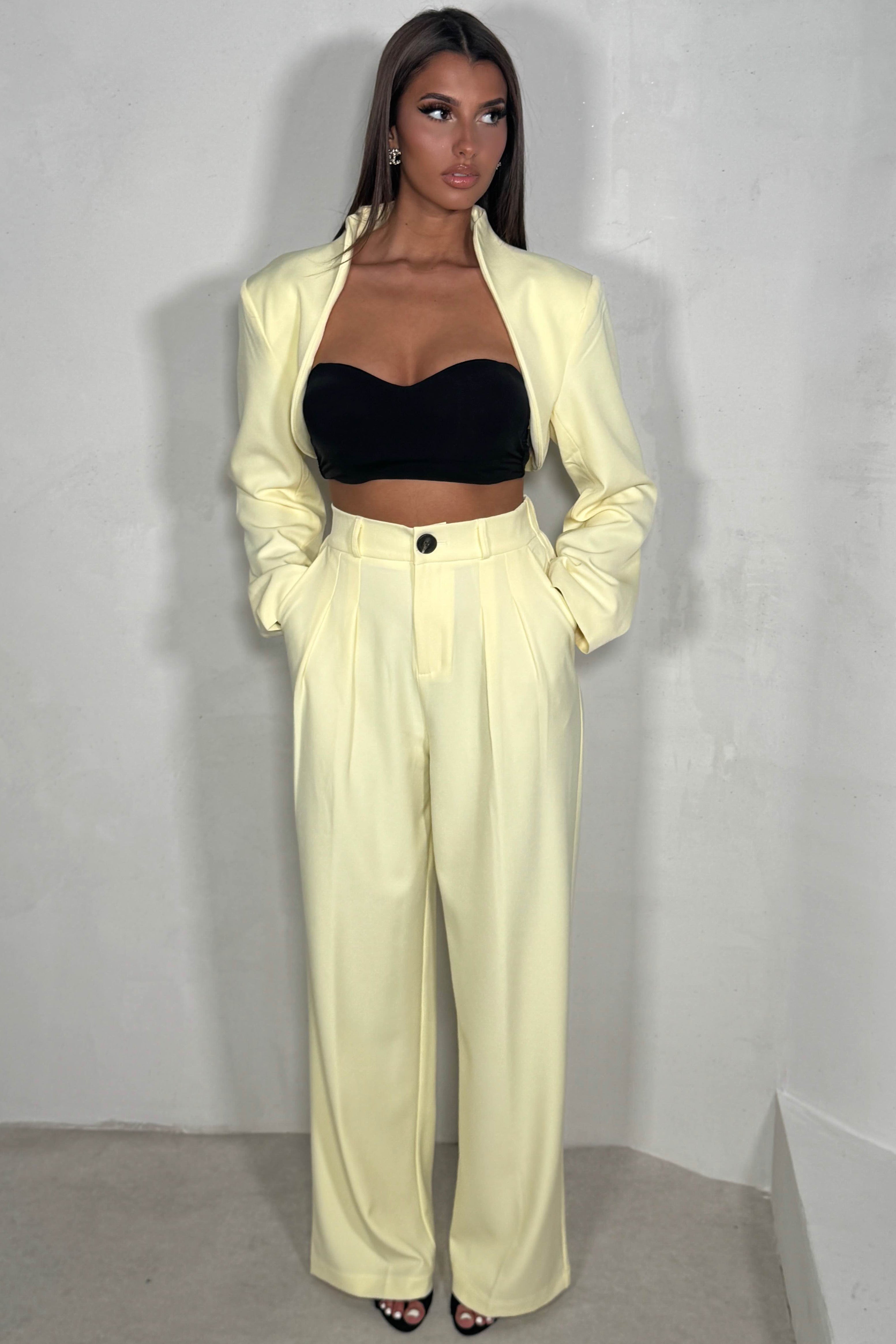 Pantalon à pinces femme avec poches coloris jaune coupe chic 