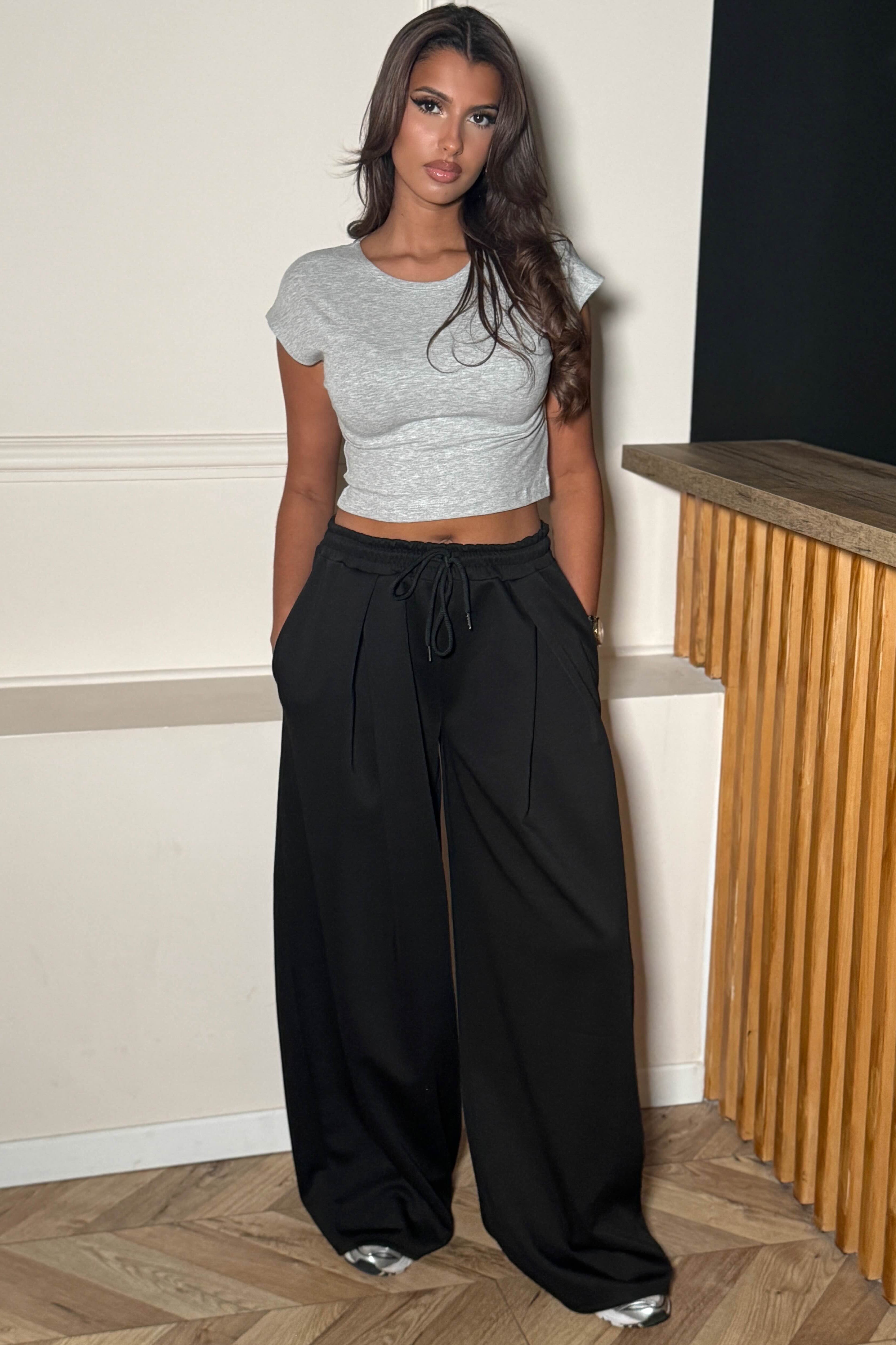 Jogging à pinces oversize noir femme - vue de face portée par mannequin