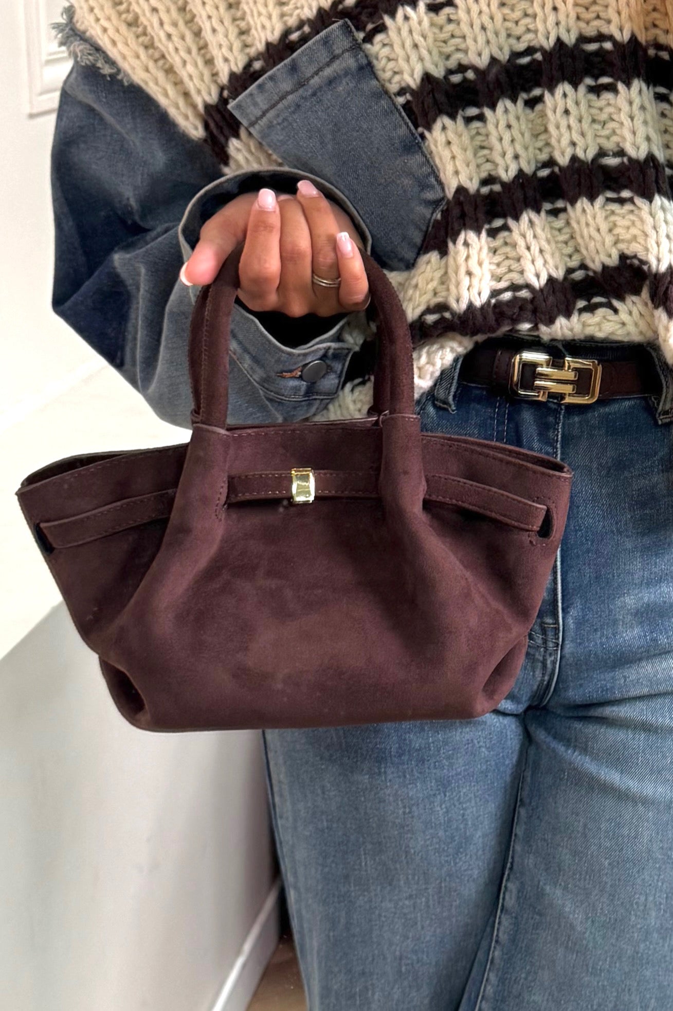 Sac à main élégant en suédine plissée beige, design vintage avec texture douce et plis sophistiqués