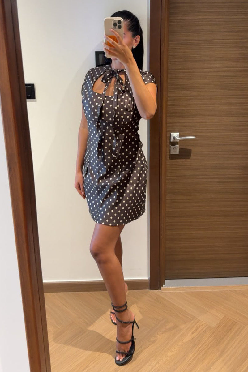 Robe à Petits Pois Nouée – Légère & Féminine