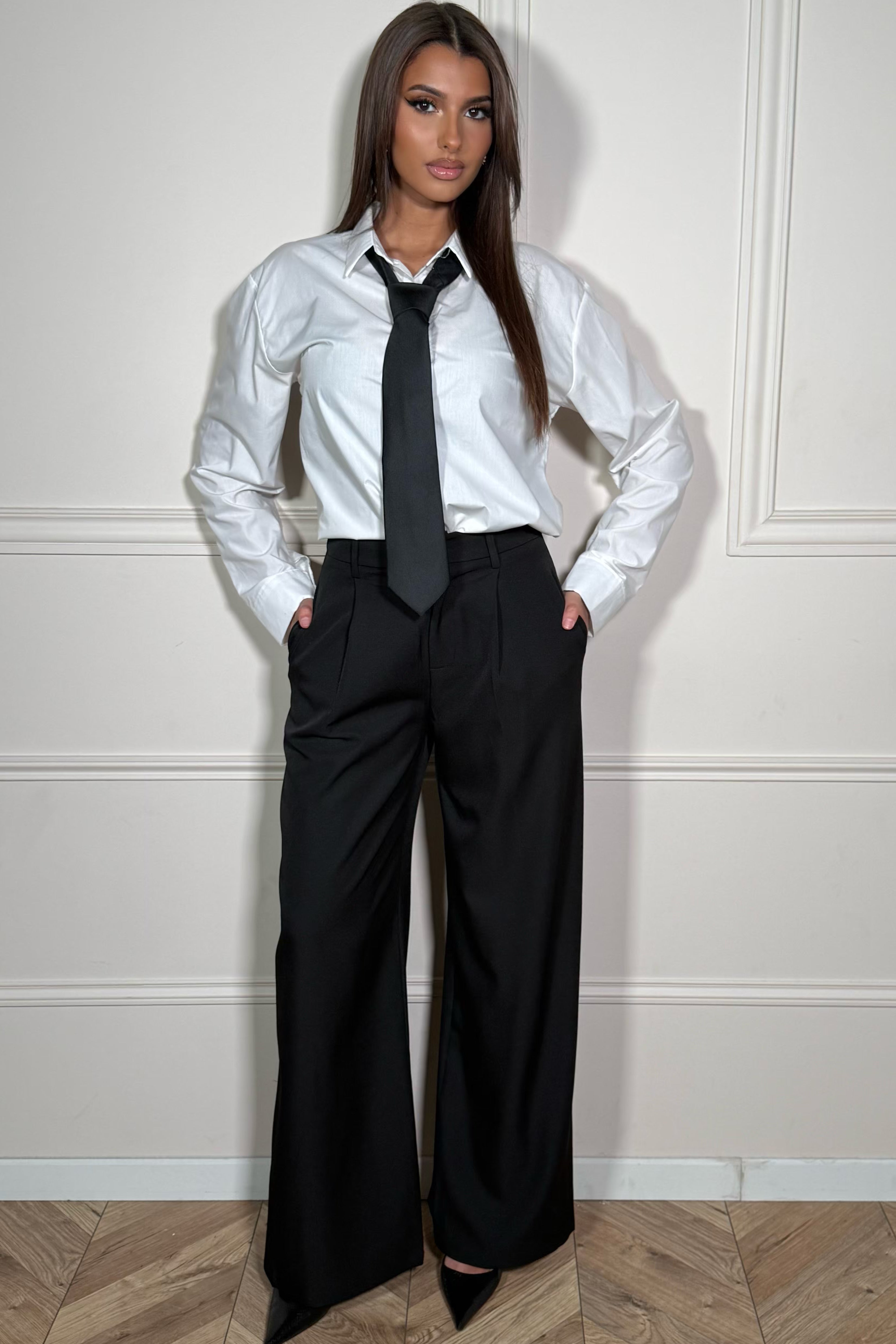 Pantalon femme à pinces avec surpiqûres noir - vue de face portée 