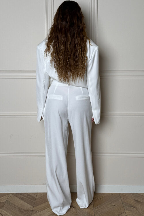 Pantalon femme oversize pinces porté look tailleur décontracté

