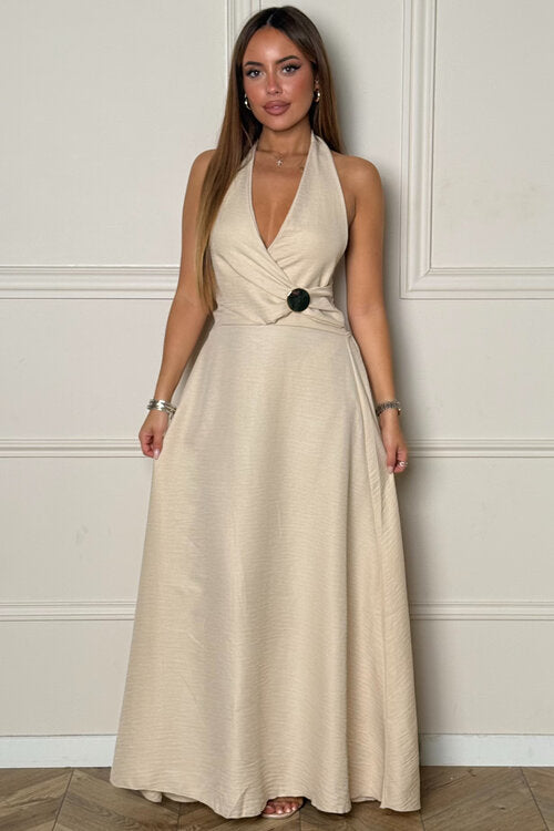 Robe cache-cœur beige avec bijoux – vue arrière
