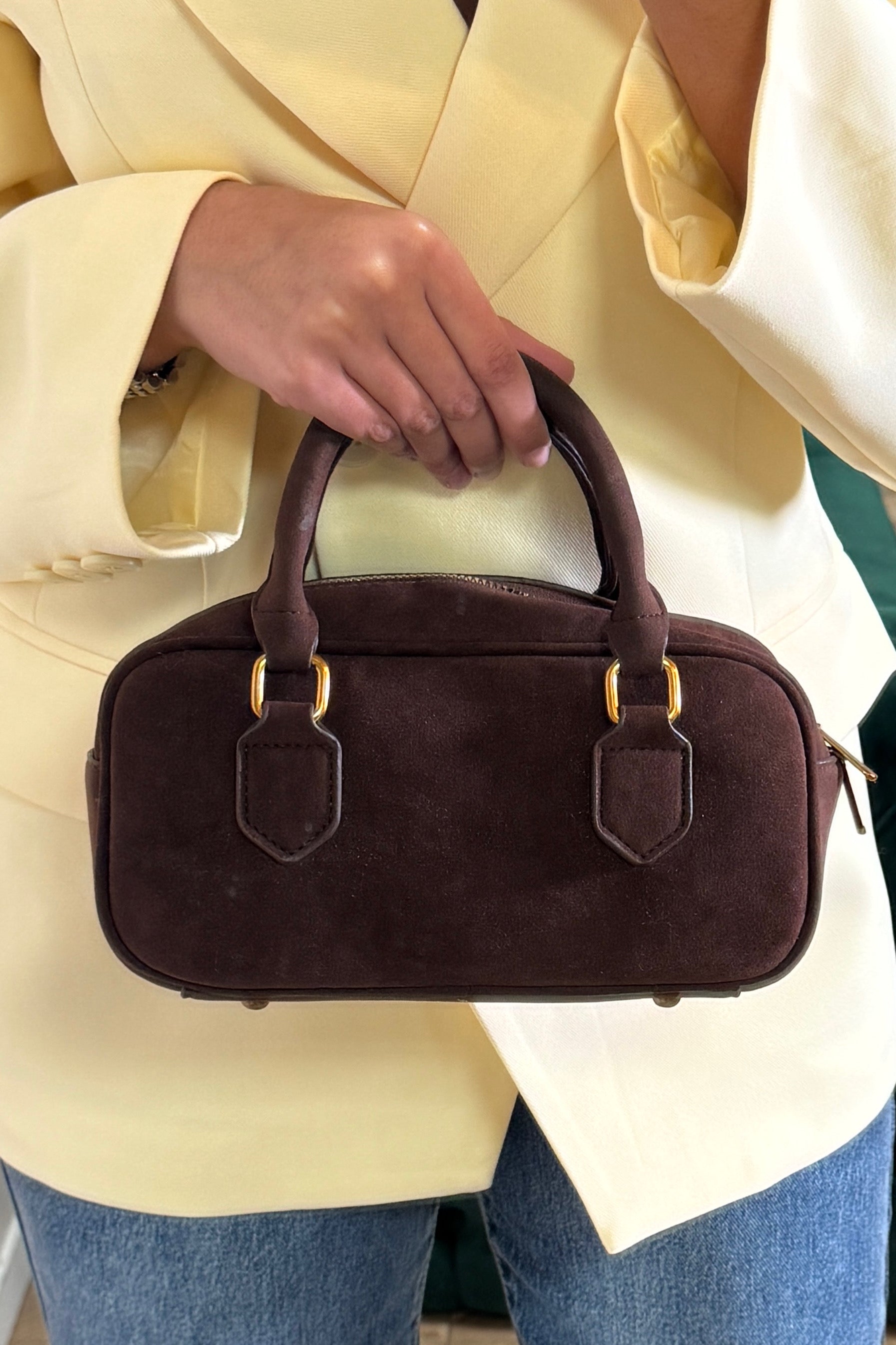 Sac mini rectangulaire marron avec forme structurée, design compact et élégant pour transporter l'essentiel avec style