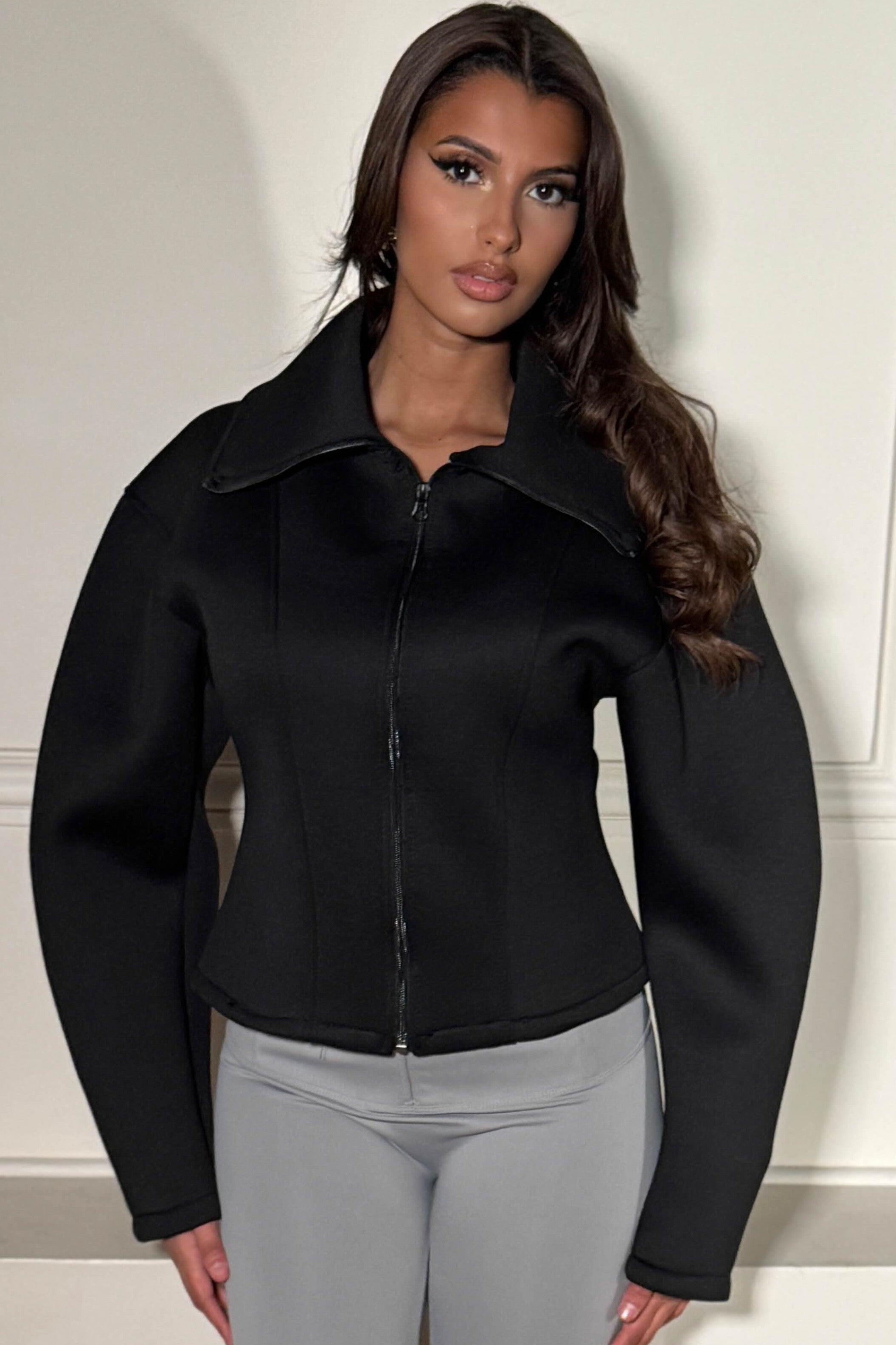 Gilet néoprène cintré manches barrel femme noir - vue de face portée par mannequin