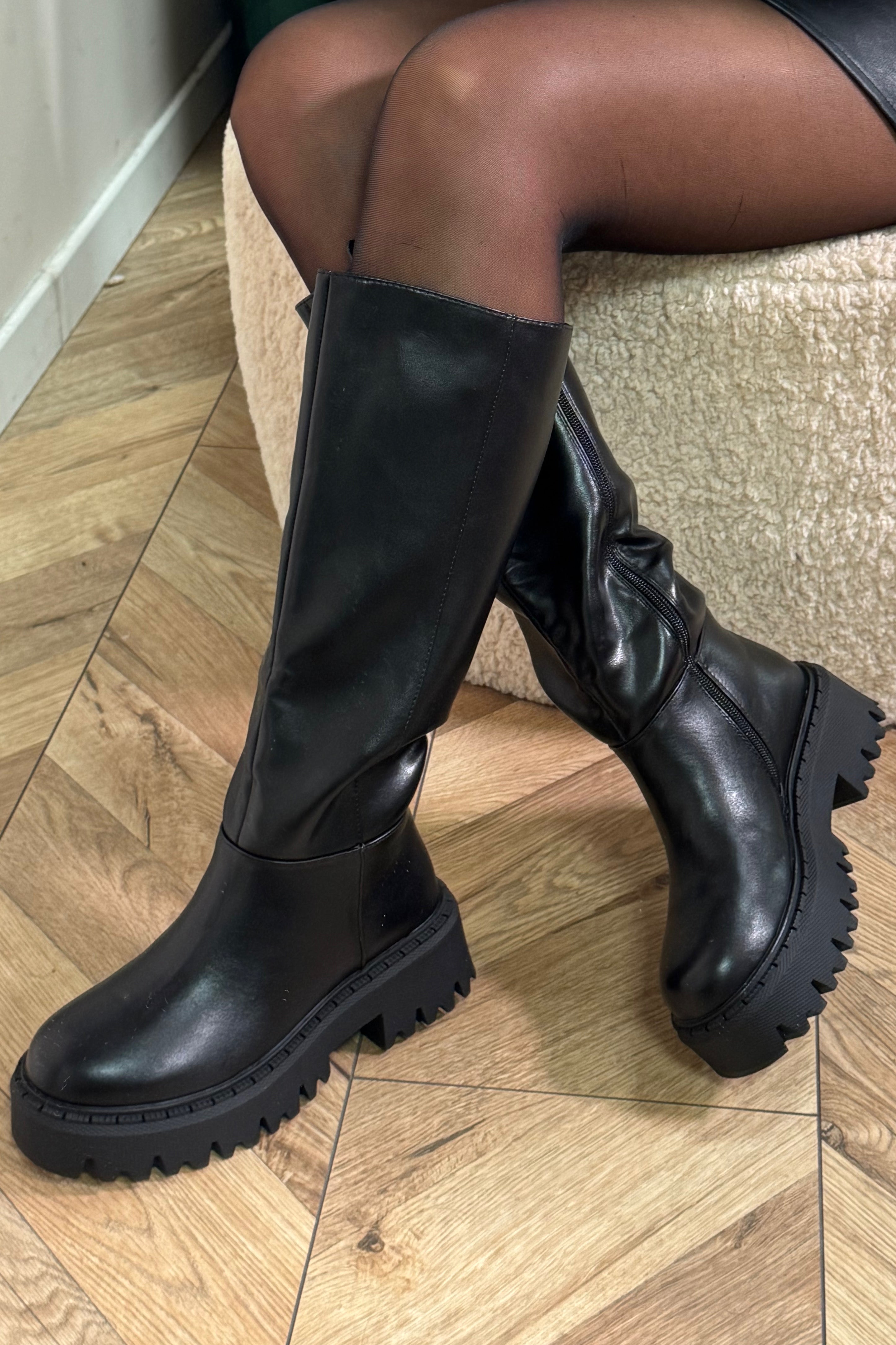 Bottes femme à plate-forme en simili cuir - vue complète du design audacieux et moderne
