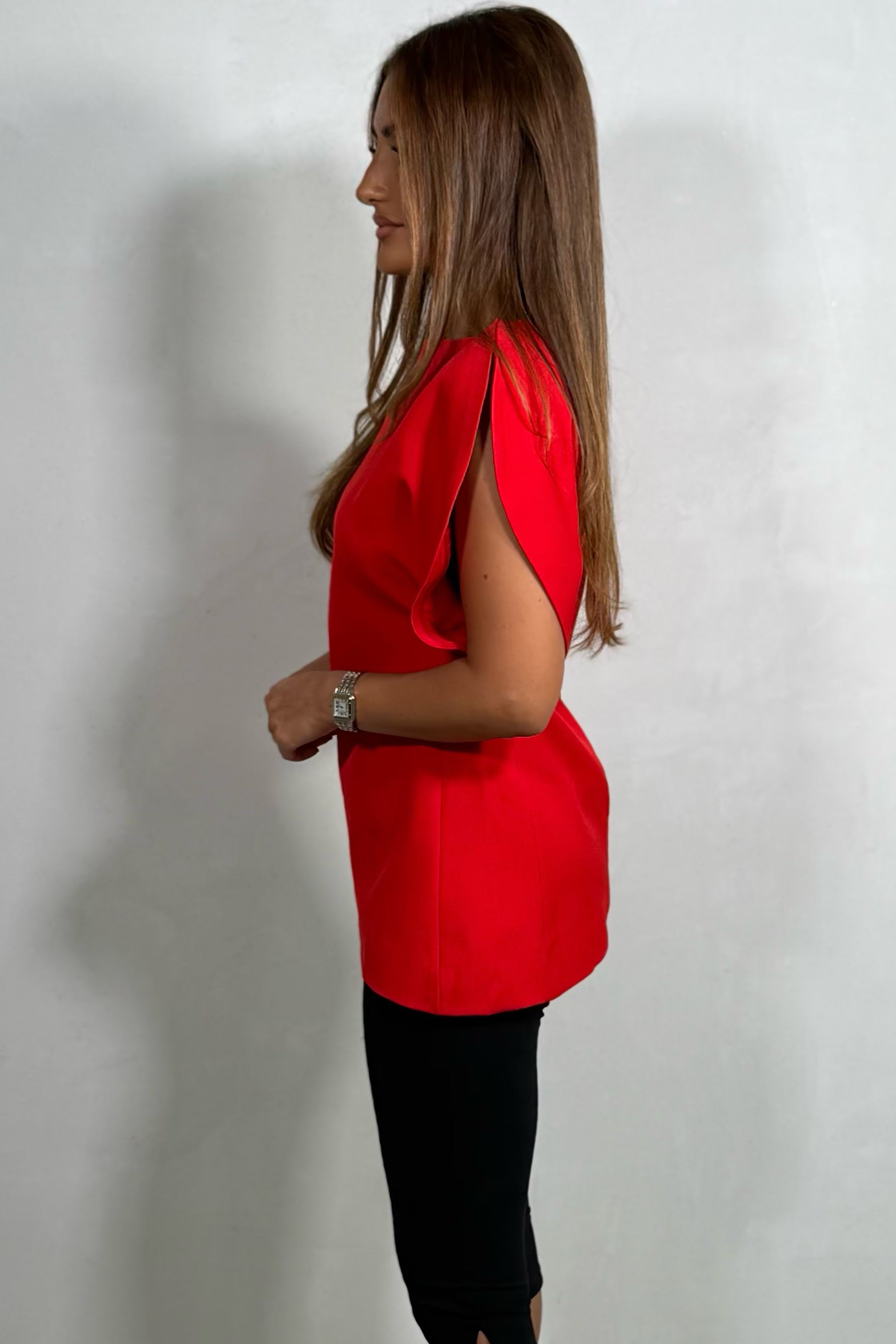 Top Asymétrique Manches Bouffantes – Silhouette Sculptée