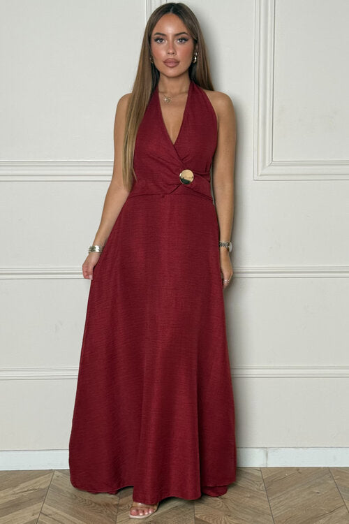Robe cache-cœur burgundy avec bijoux – vue latérale
