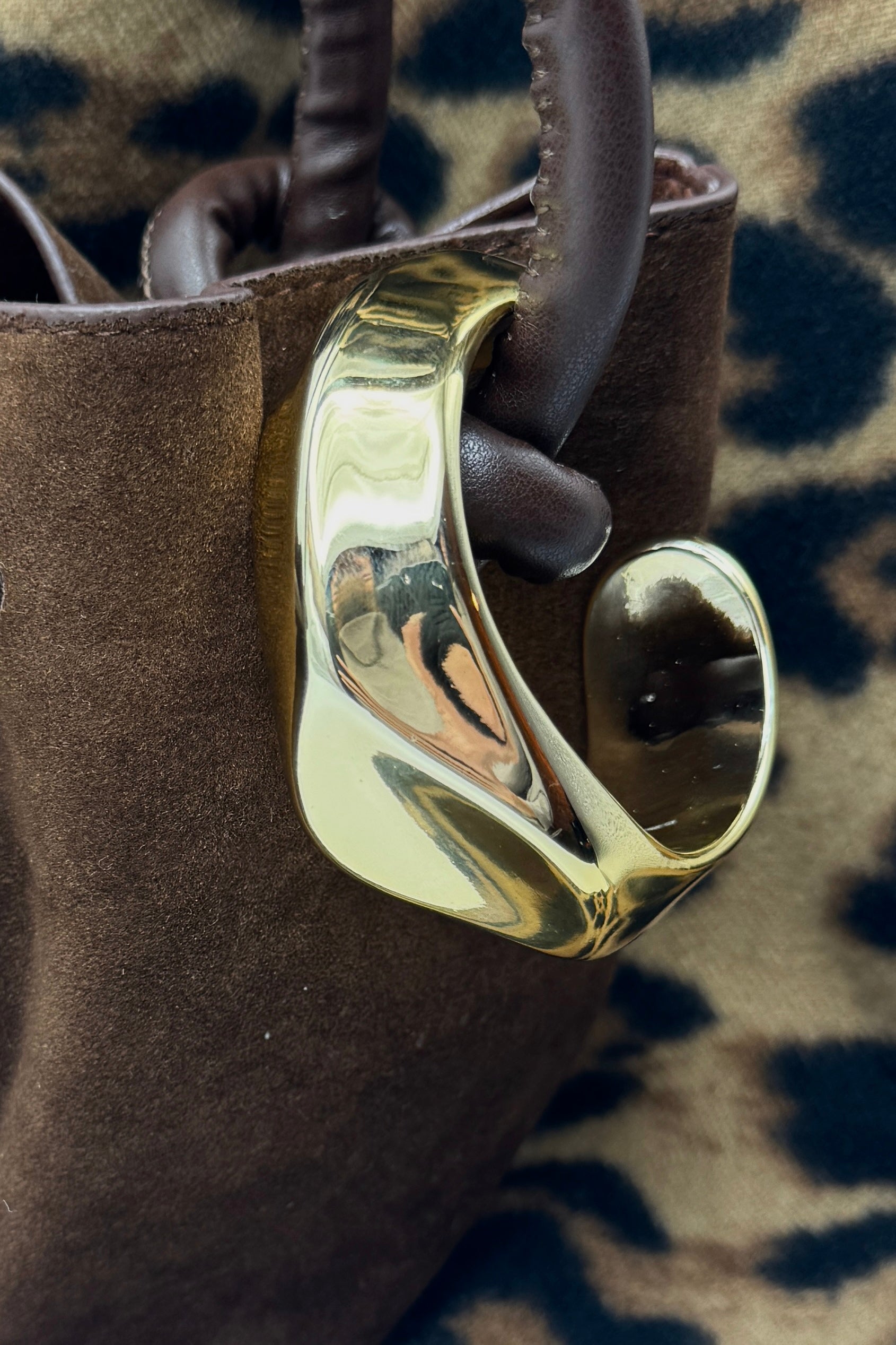 Détail relief sculpté bracelet manchette doré - texture