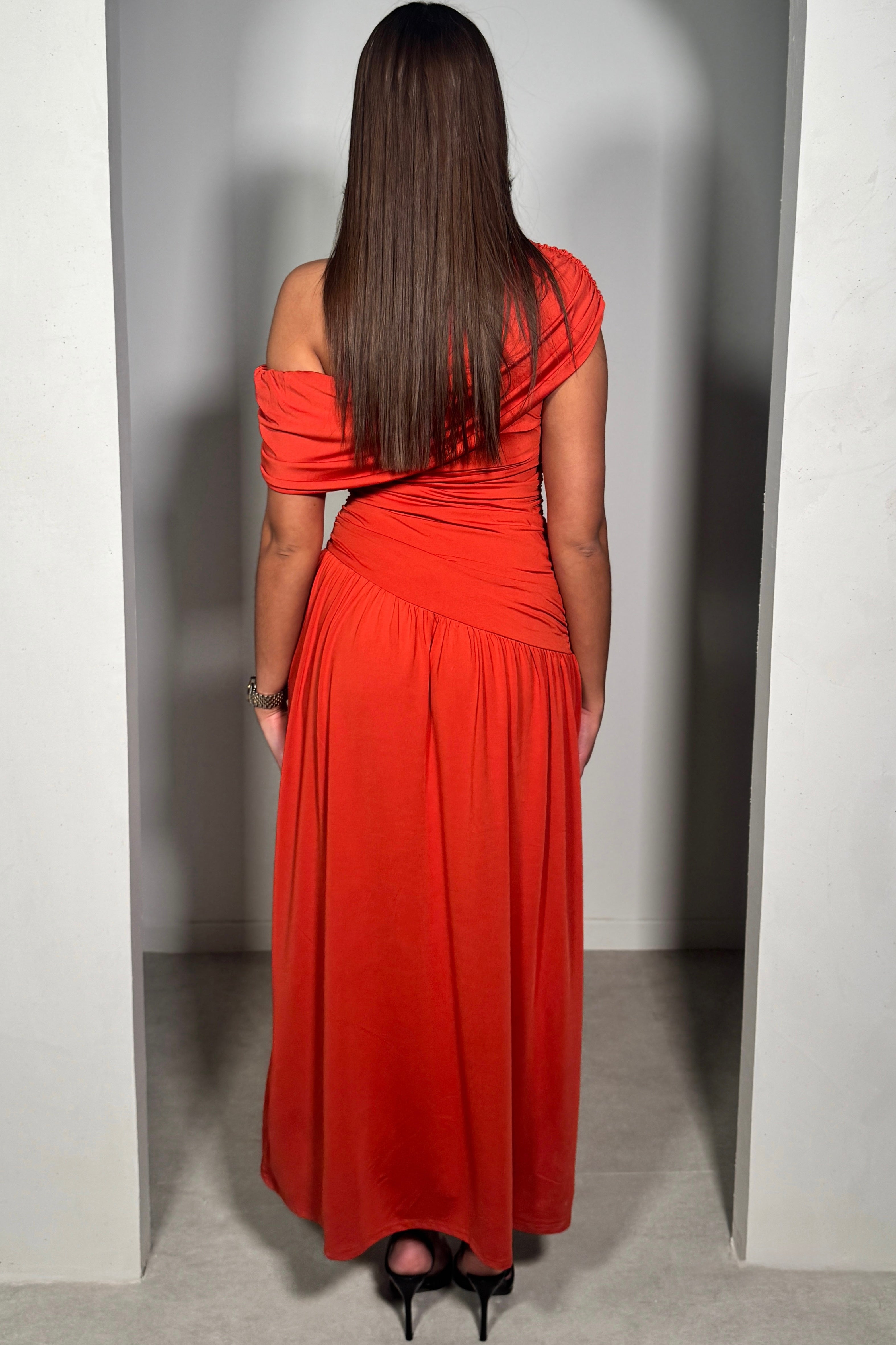 Robe Froncée Épaule Dénudée – Sensuelle & Estivale