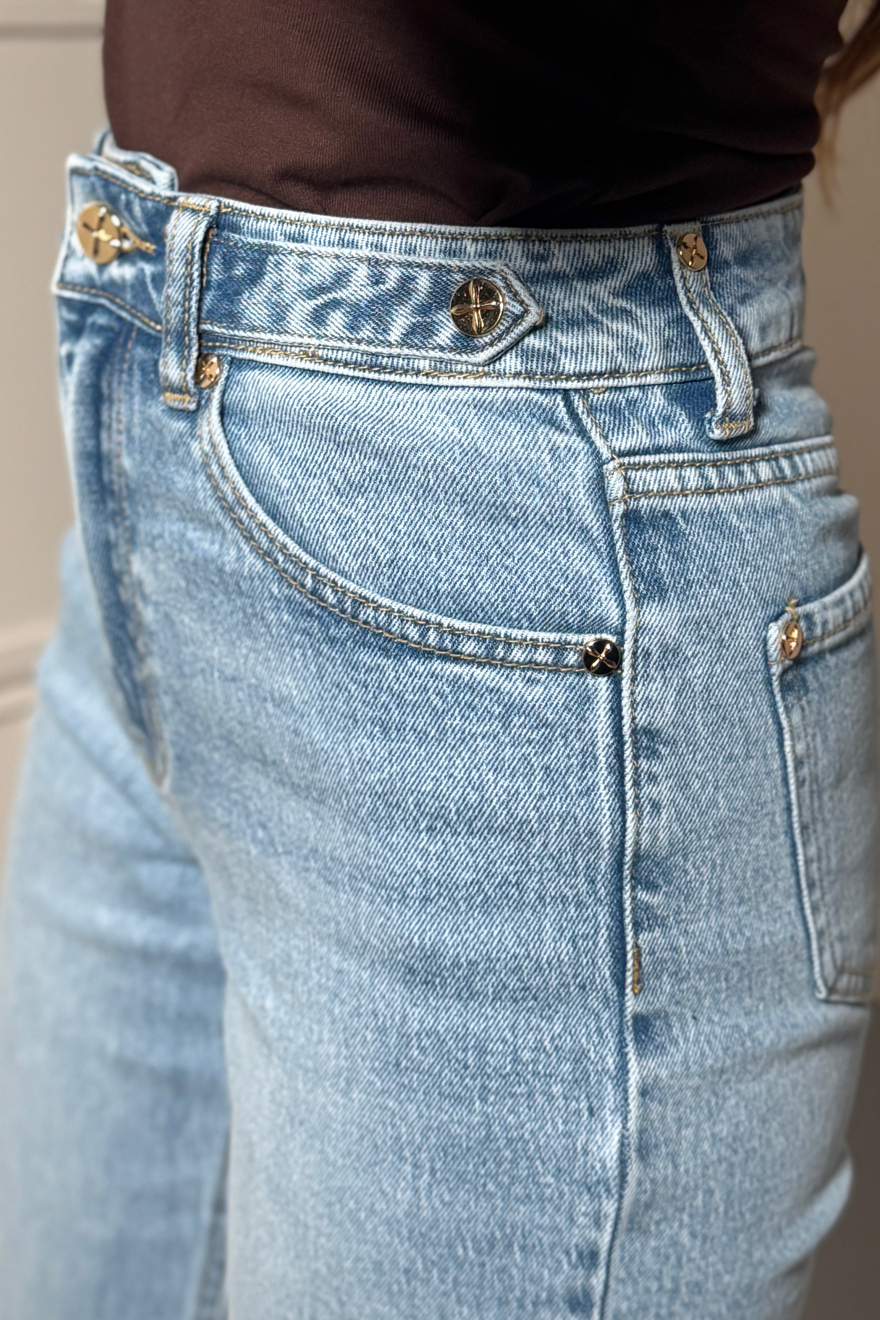 Jean mom femme denim, détail des boutons dorés