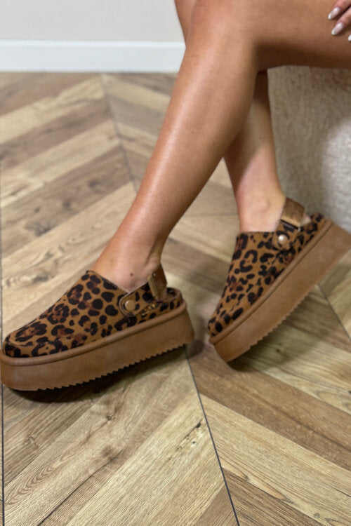 Vue arrière des chaussons à plate-forme femme BLOOSHOP avec finitions soignées
