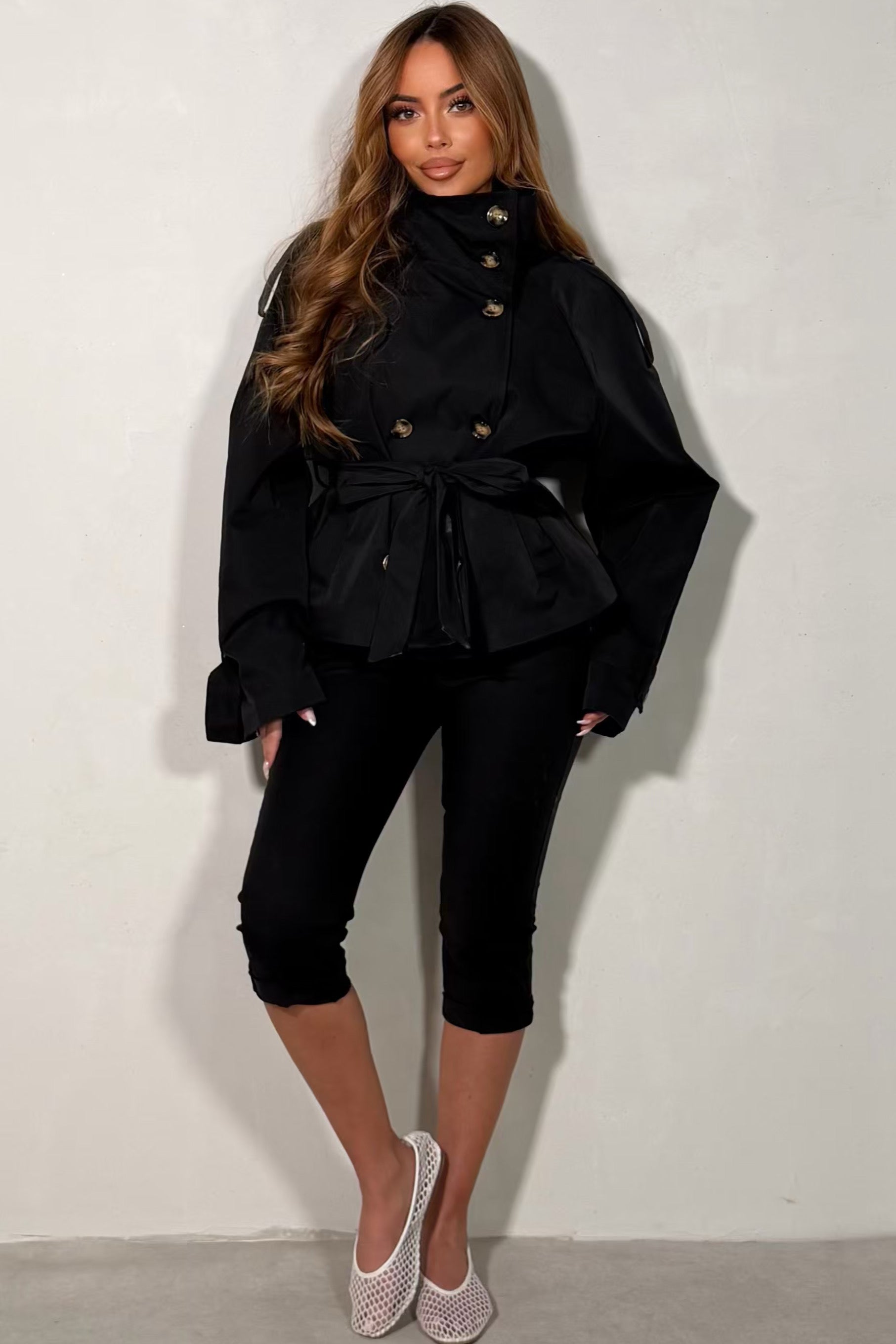 Trench femme court col montant noir, détail du col structuré