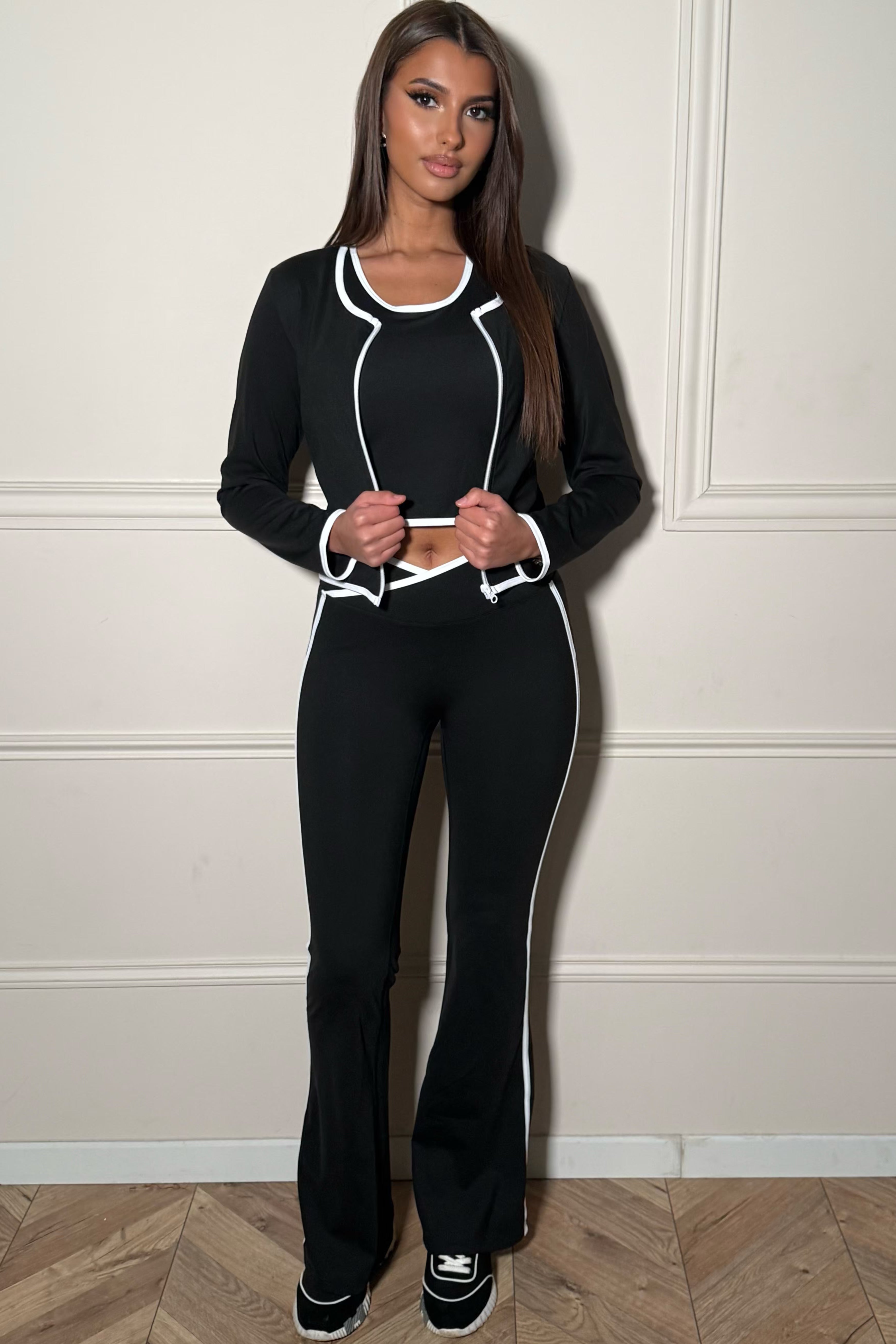 Ensemble sport femme 3 pièces noir complet porté par mannequin, vue de face