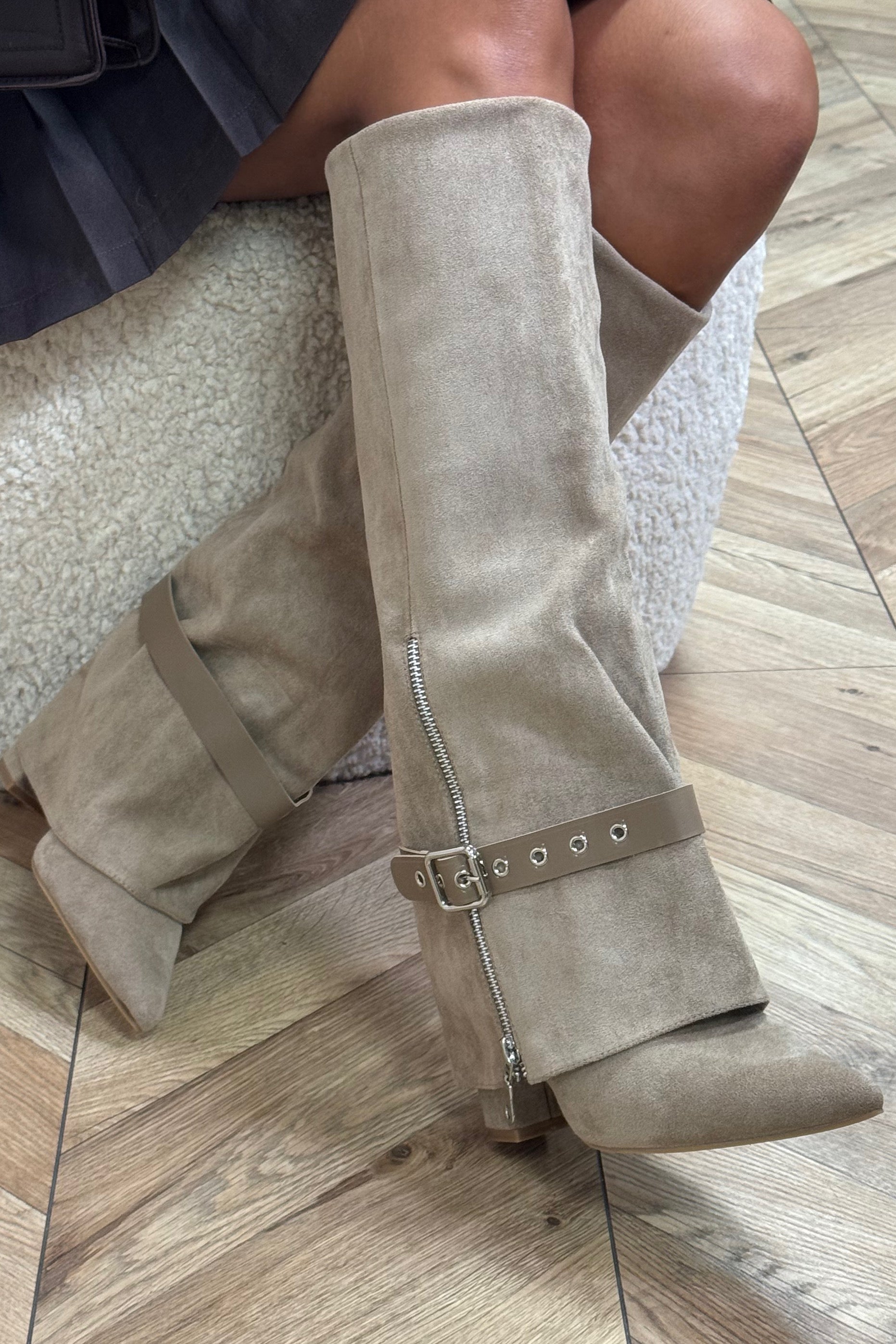 Détail talon botte guêtres suédine
