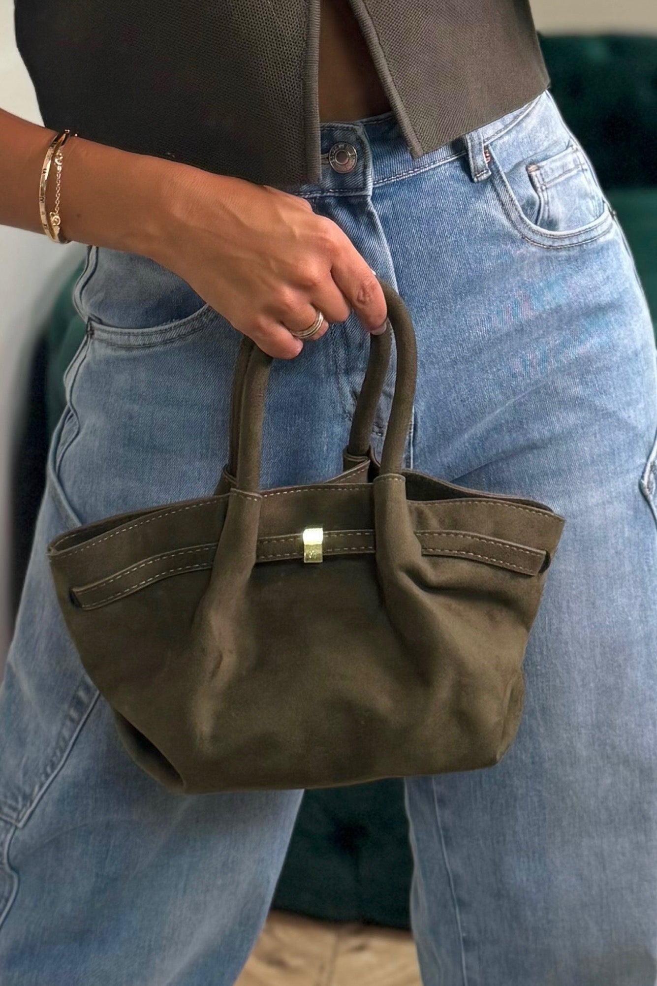 Détail des plis structurés du sac suédine, montrant la qualité de la texture velours