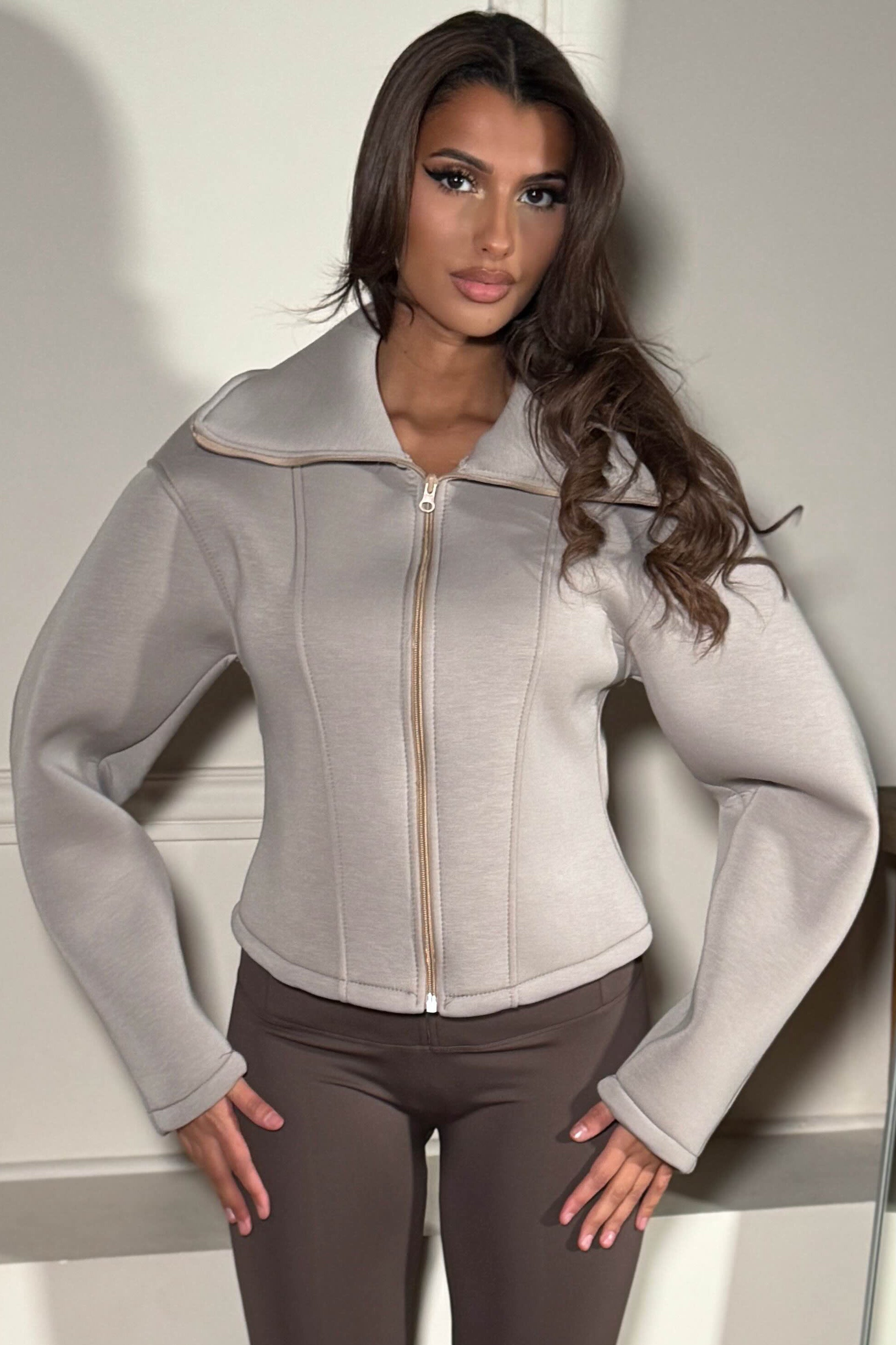 Gilet néoprène cintré manches barrel femme - vue de face portée par mannequin