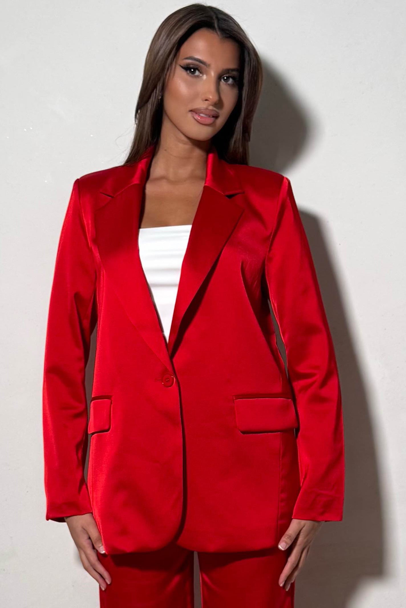 Blazer tailleur satiné éclat réflectif coloris rouge passion